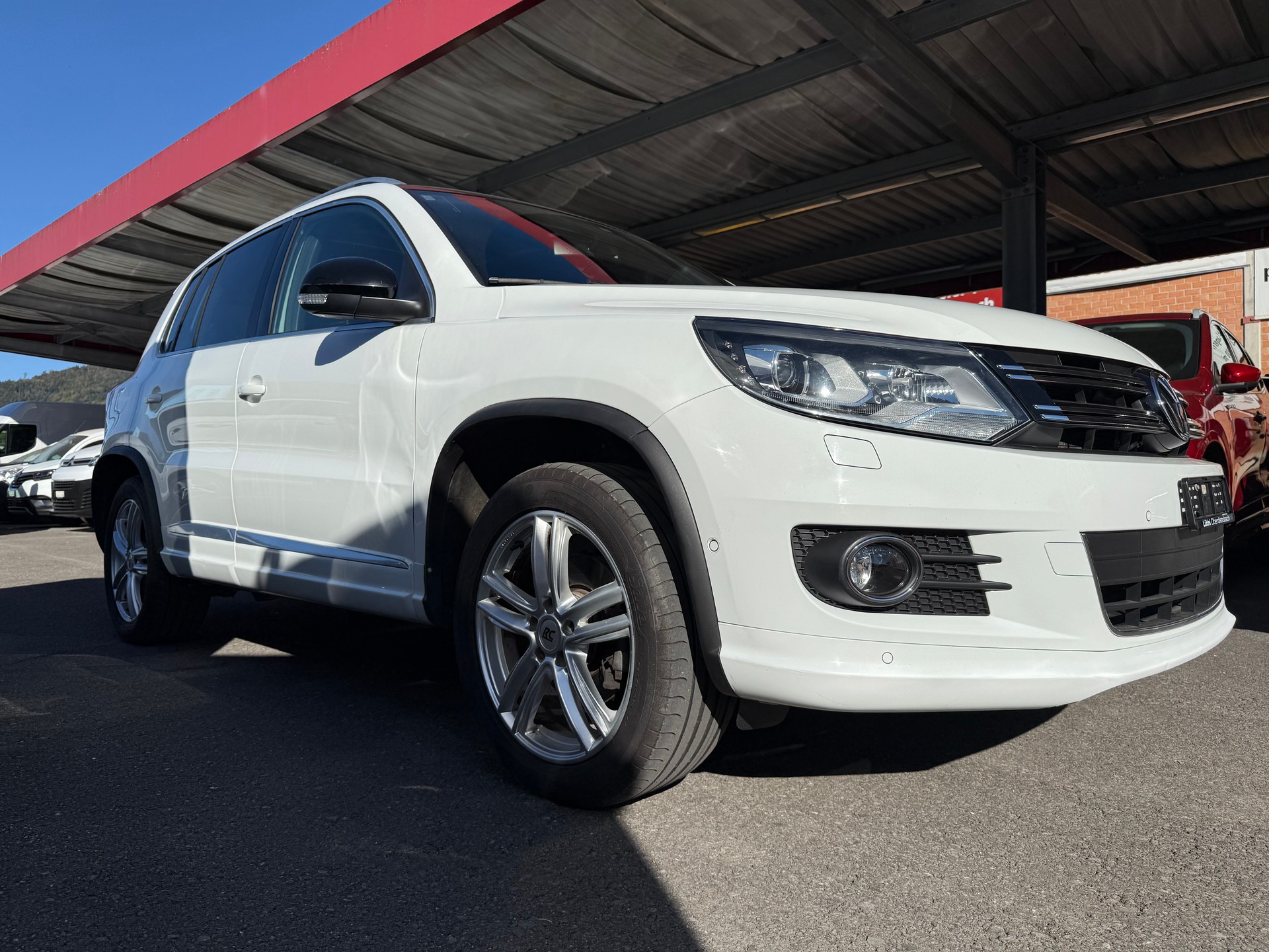VW Tiguan 2.0 TDI BlueMotion Sport 4Motion-image-0
