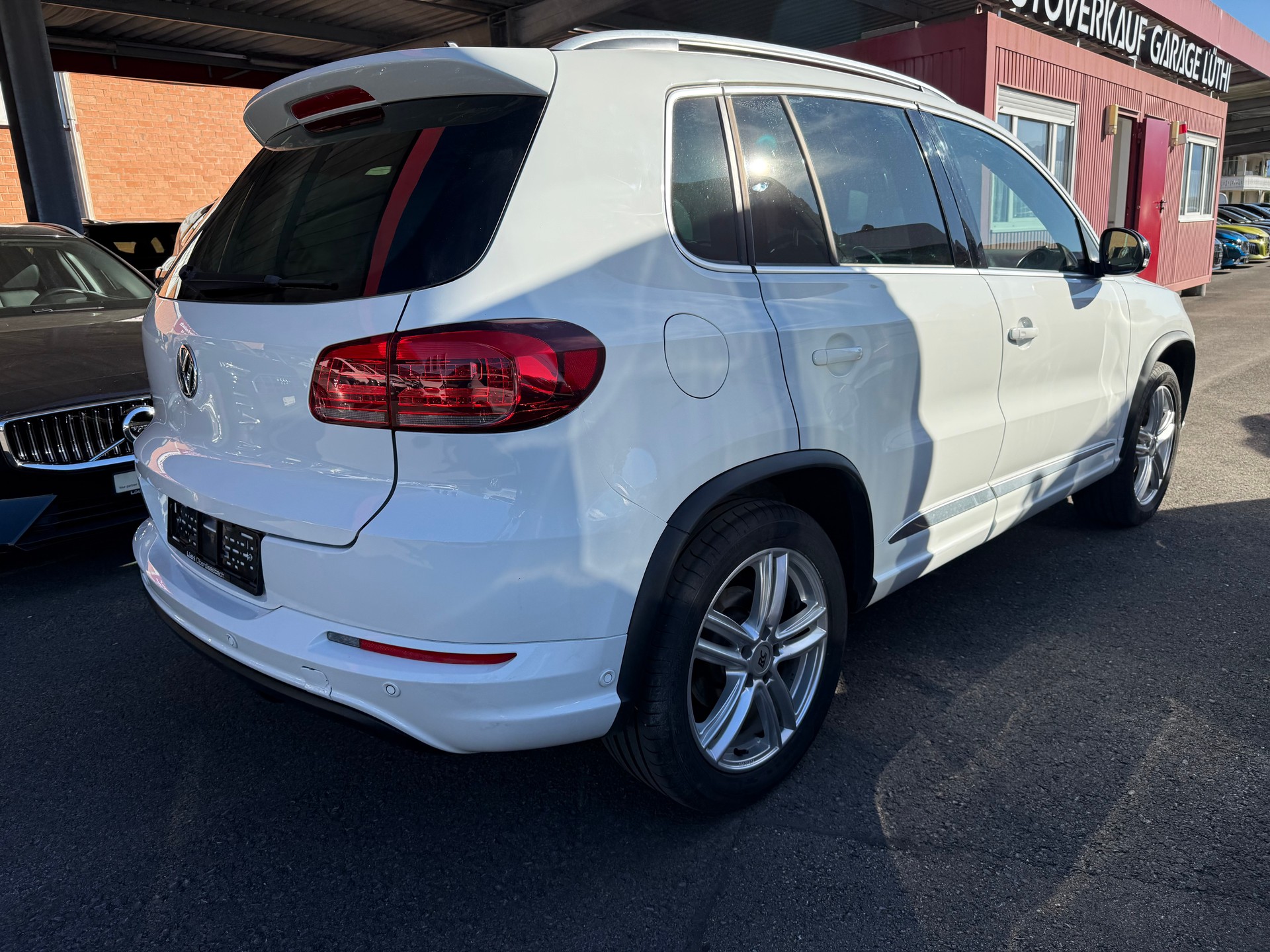 VW Tiguan 2.0 TDI BlueMotion Sport 4Motion-image-1