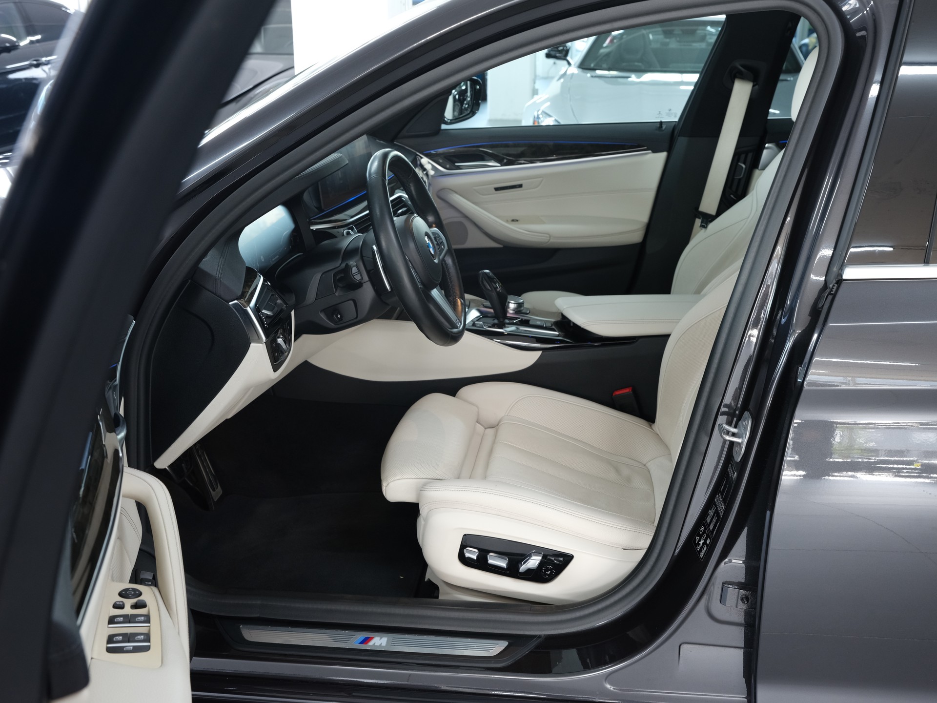 BMW 540i xDrive Touring Sport Line Steptronic *Rückfahrkamera* *Leder*-image-9