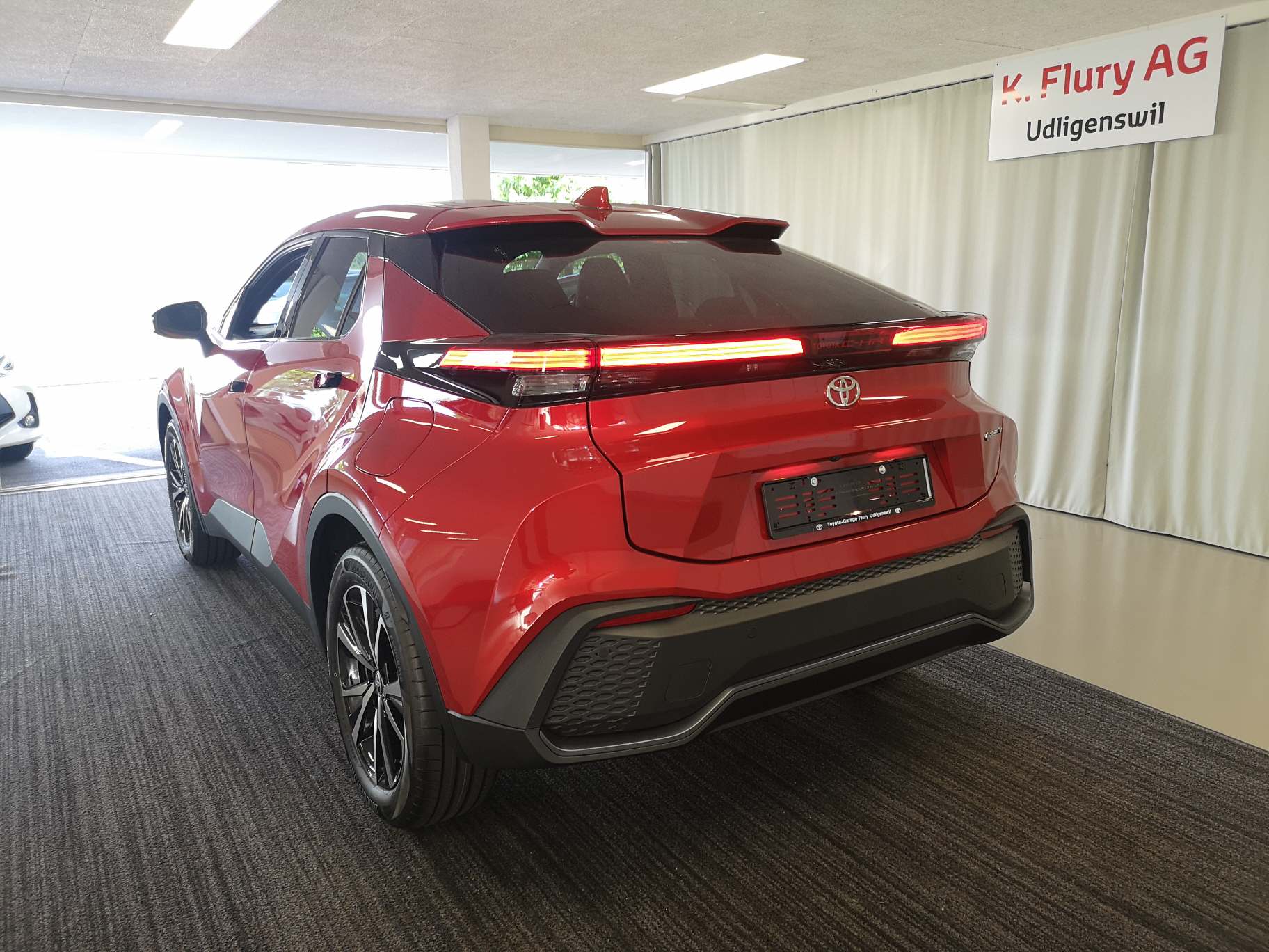 TOYOTA C-HR 2.0 PHEV Swiss Edition-image-2