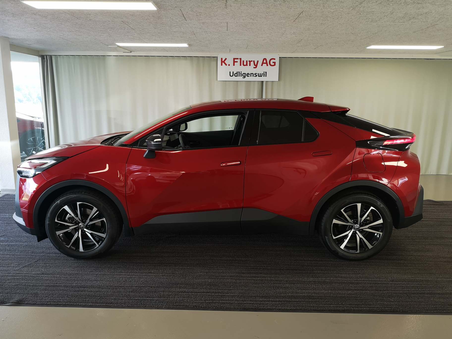 TOYOTA C-HR 2.0 PHEV Swiss Edition-image-1