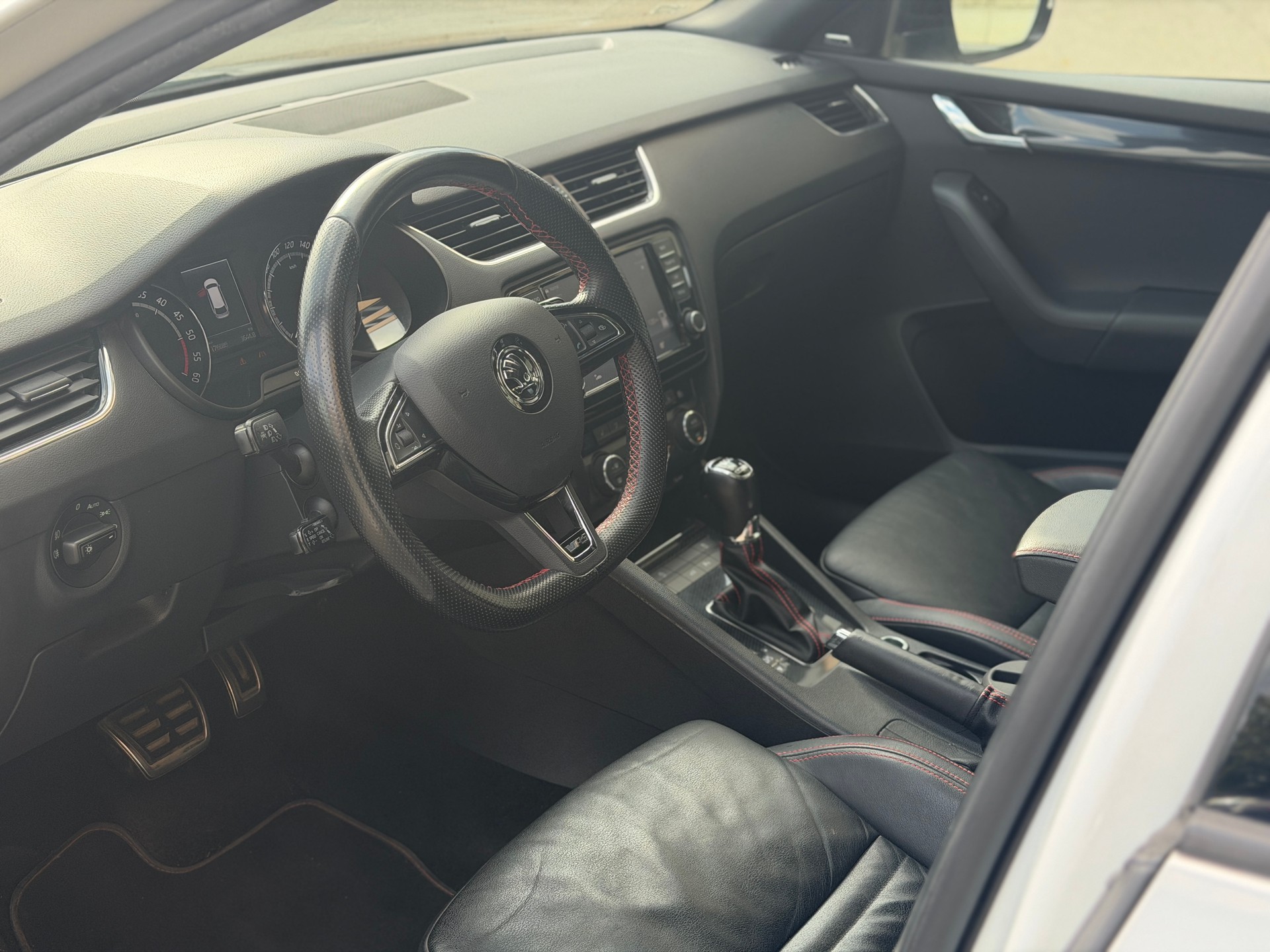 SKODA Octavia Combi 2.0 TDI RS DSG-image-13