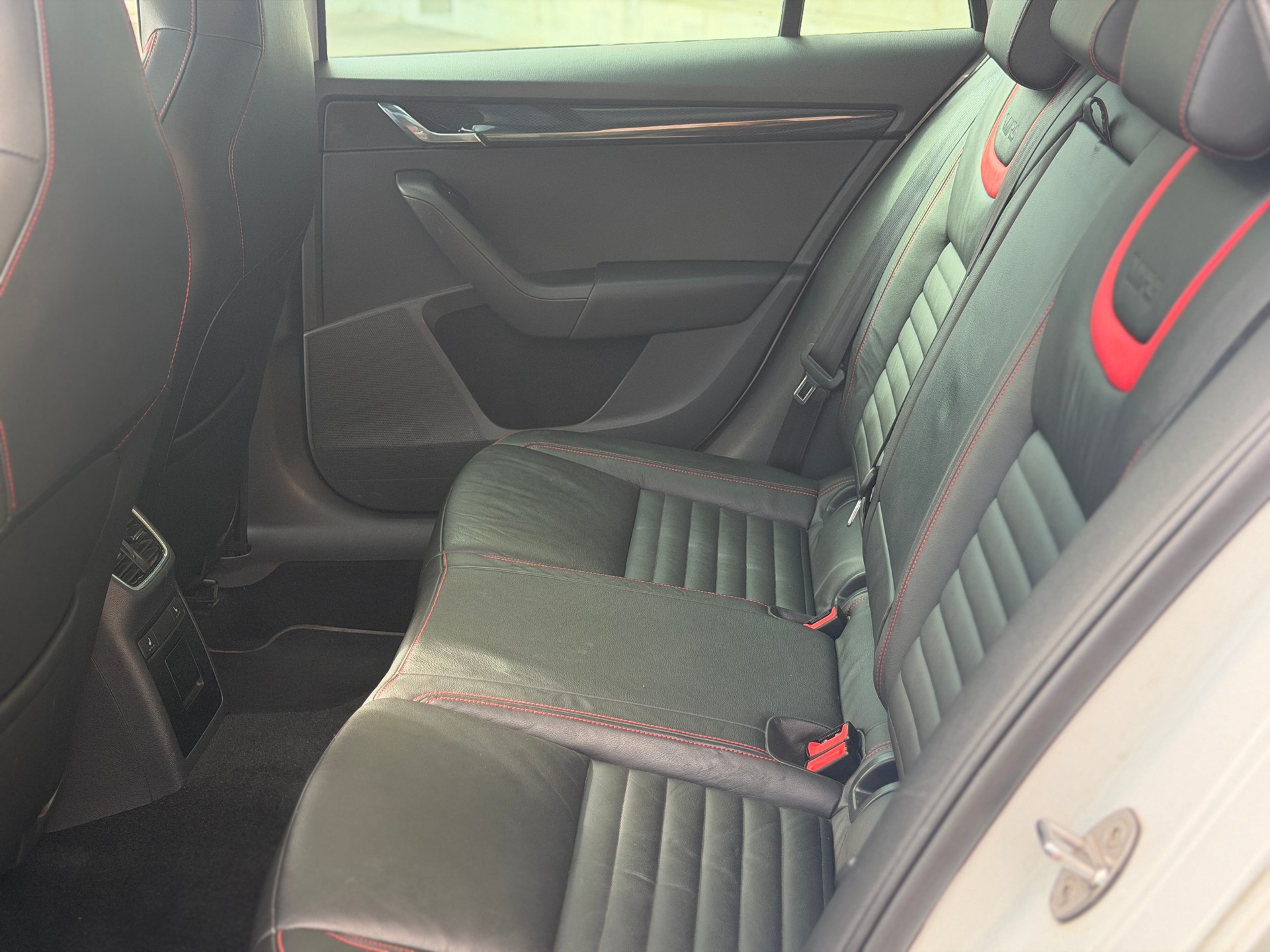 SKODA Octavia Combi 2.0 TDI RS DSG-image-17