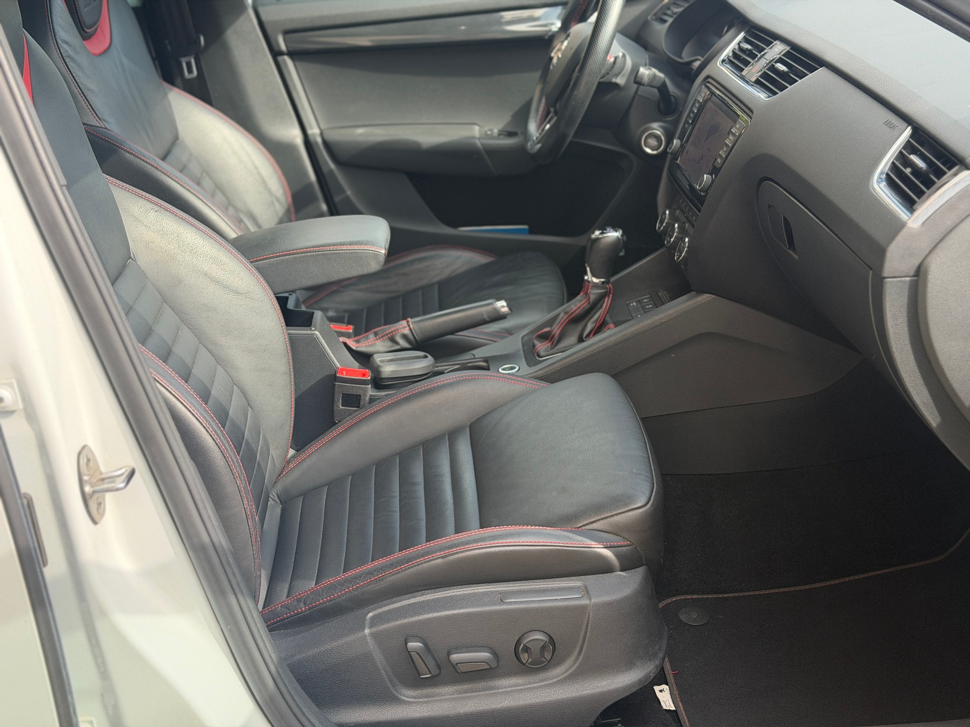 SKODA Octavia Combi 2.0 TDI RS DSG-image-23