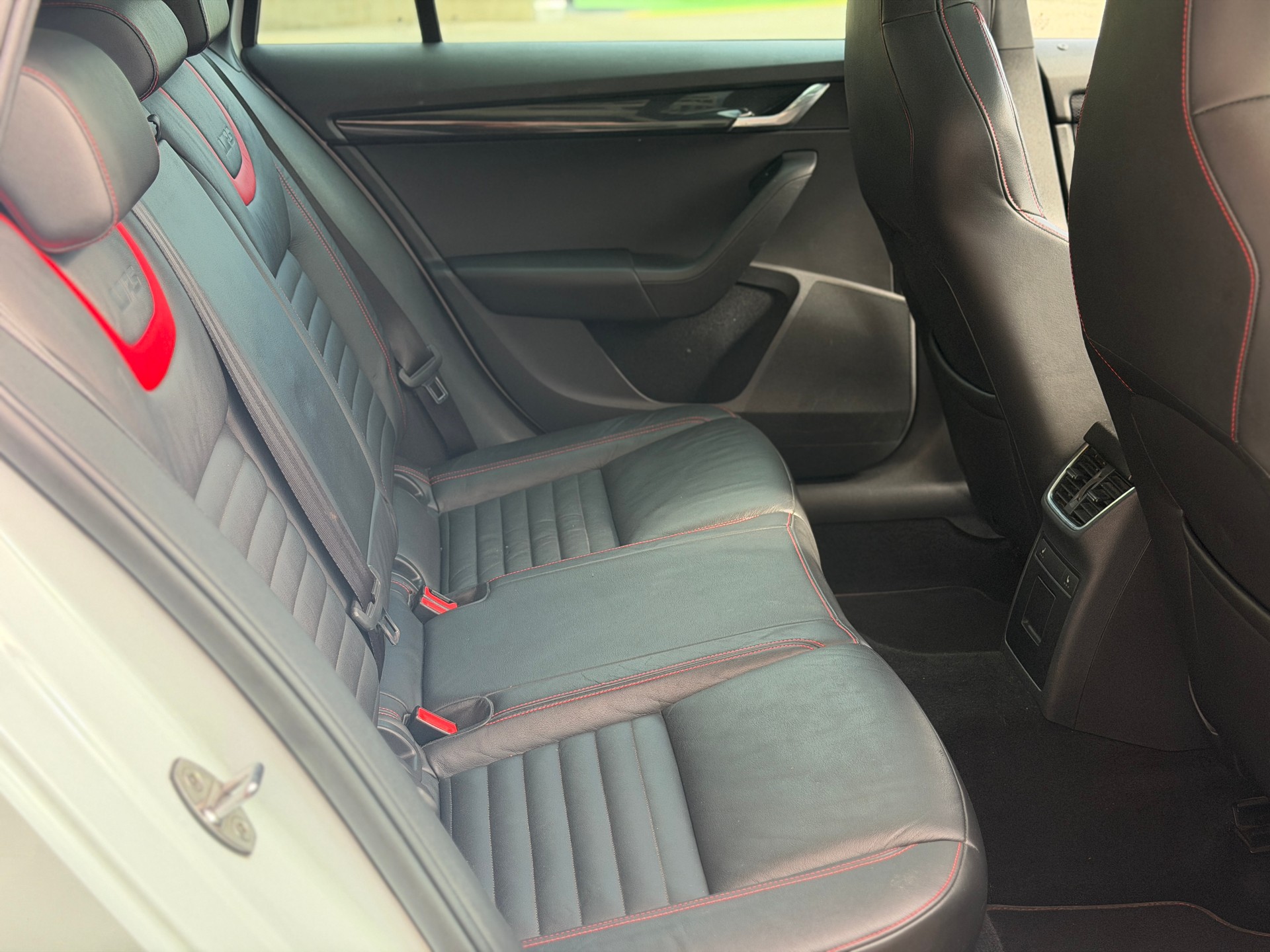 SKODA Octavia Combi 2.0 TDI RS DSG-image-20