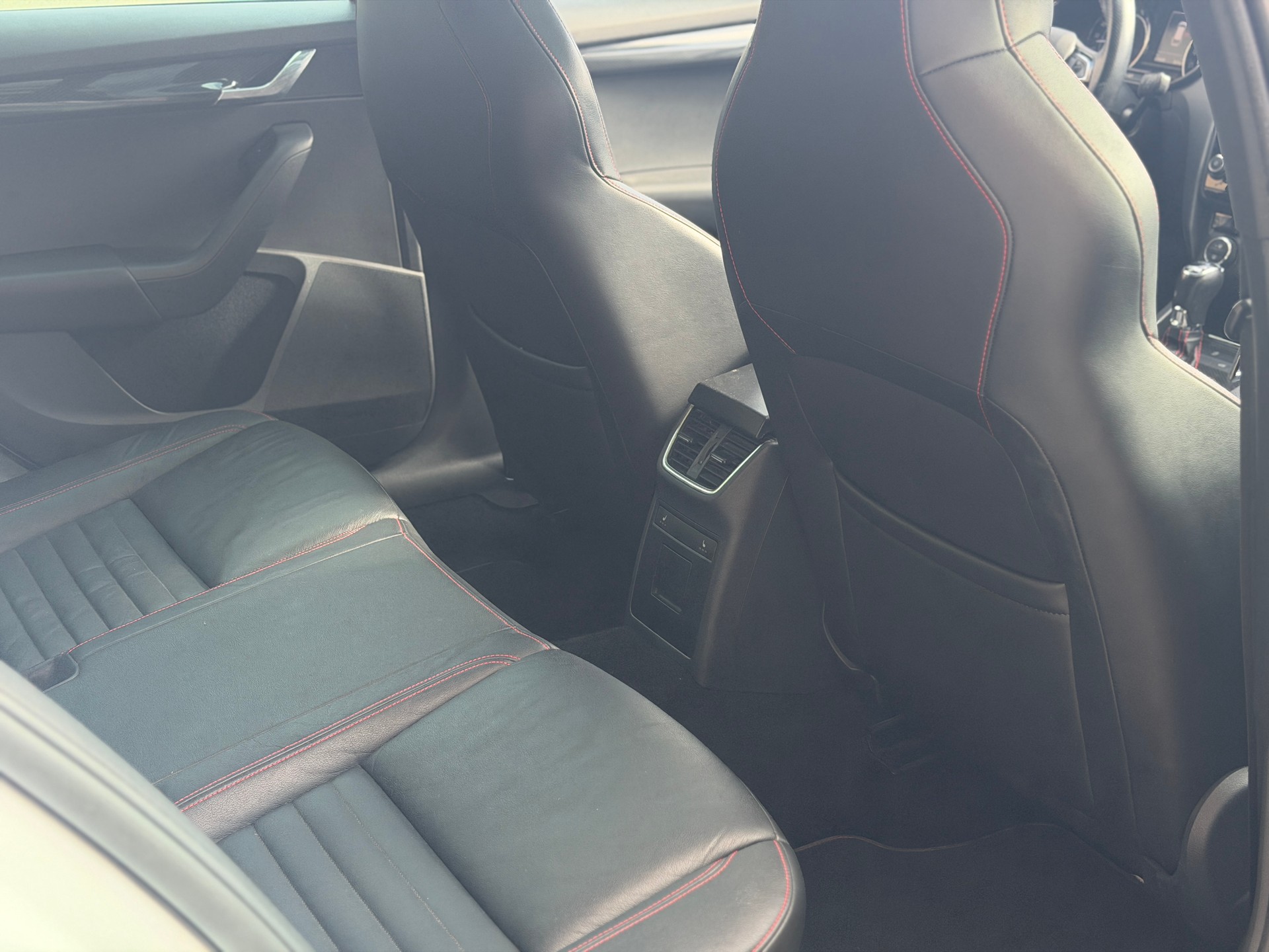 SKODA Octavia Combi 2.0 TDI RS DSG-image-21