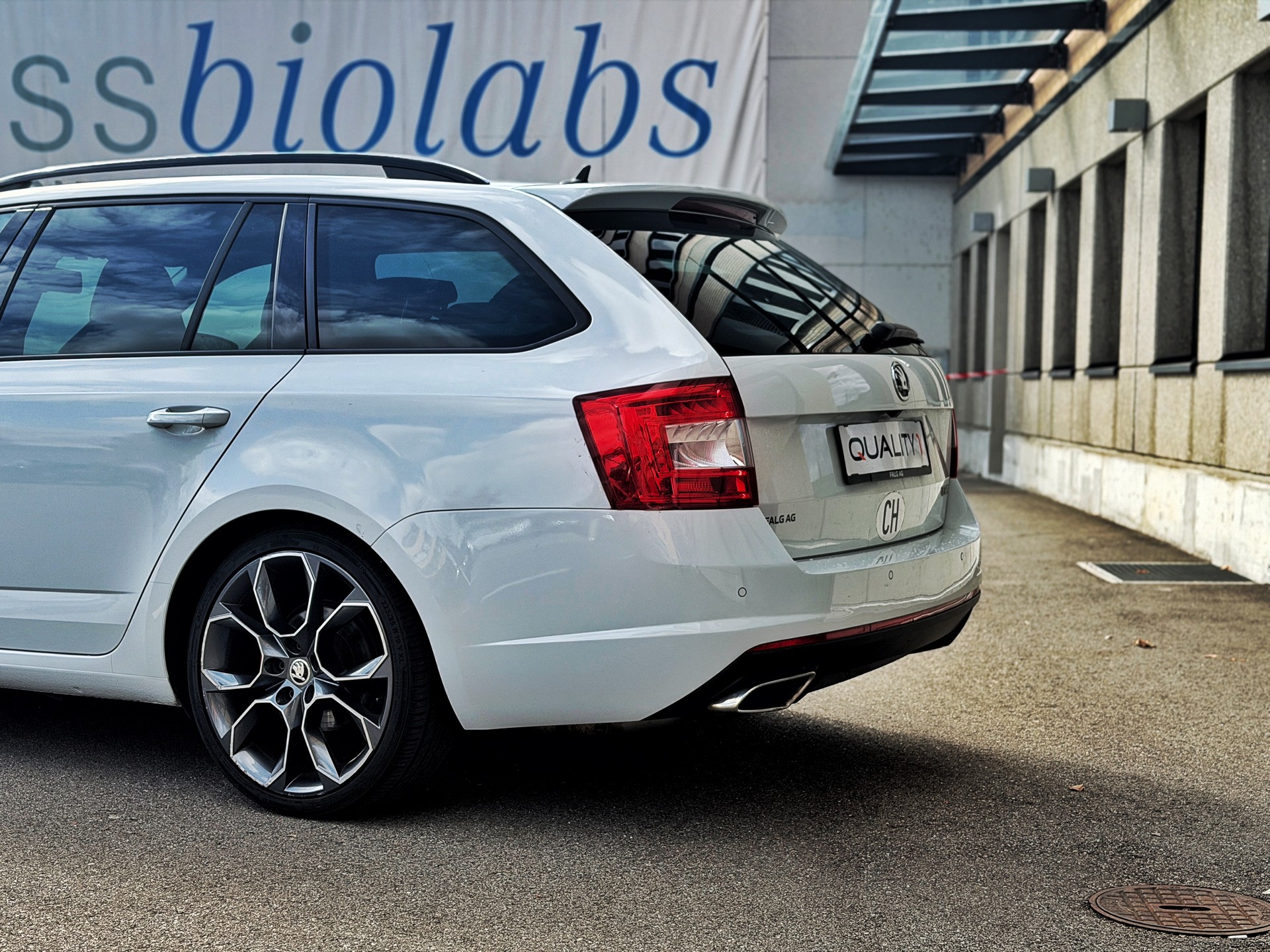 SKODA Octavia Combi 2.0 TDI RS DSG-image-11