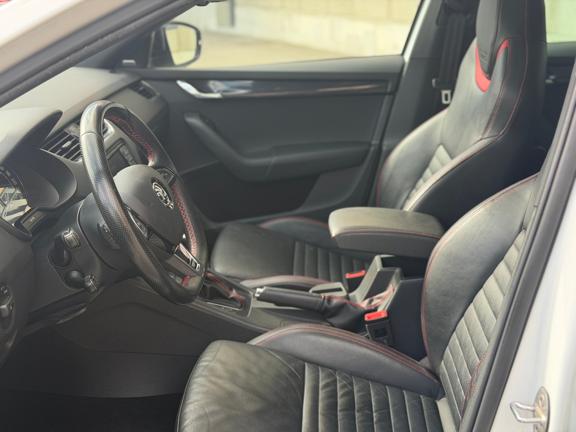 SKODA Octavia Combi 2.0 TDI RS DSG-image-12
