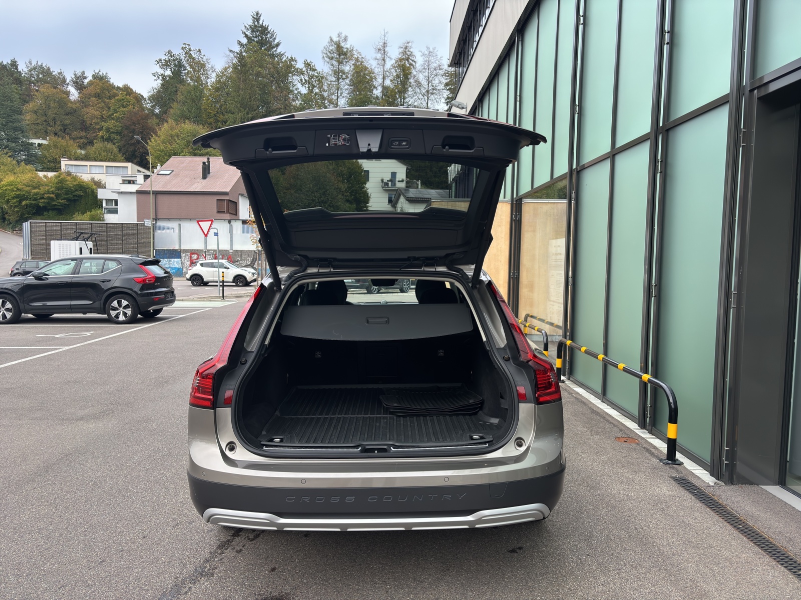 VOLVO V90 Cross Country 2.0 D5 AWD-image-11