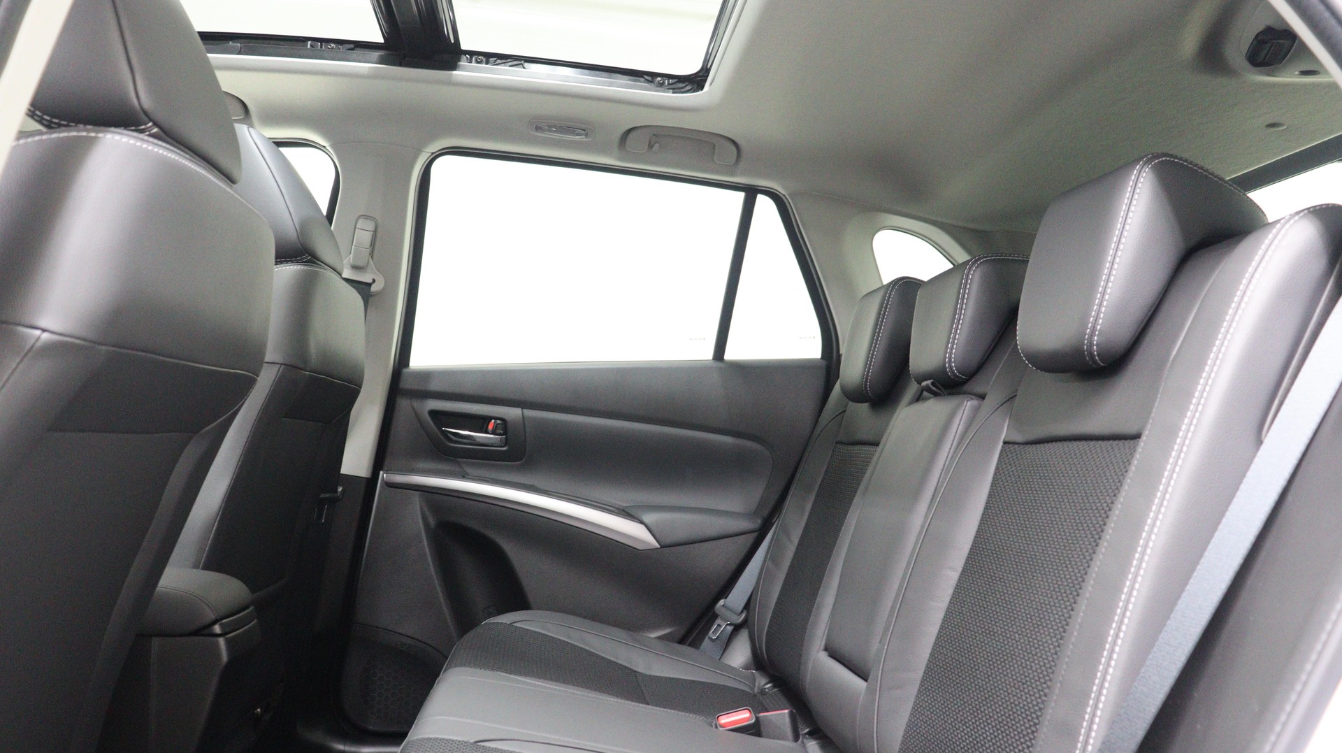 SUZUKI S-Cross 1.4 T Compact Top Hybrid 4x4-image-4
