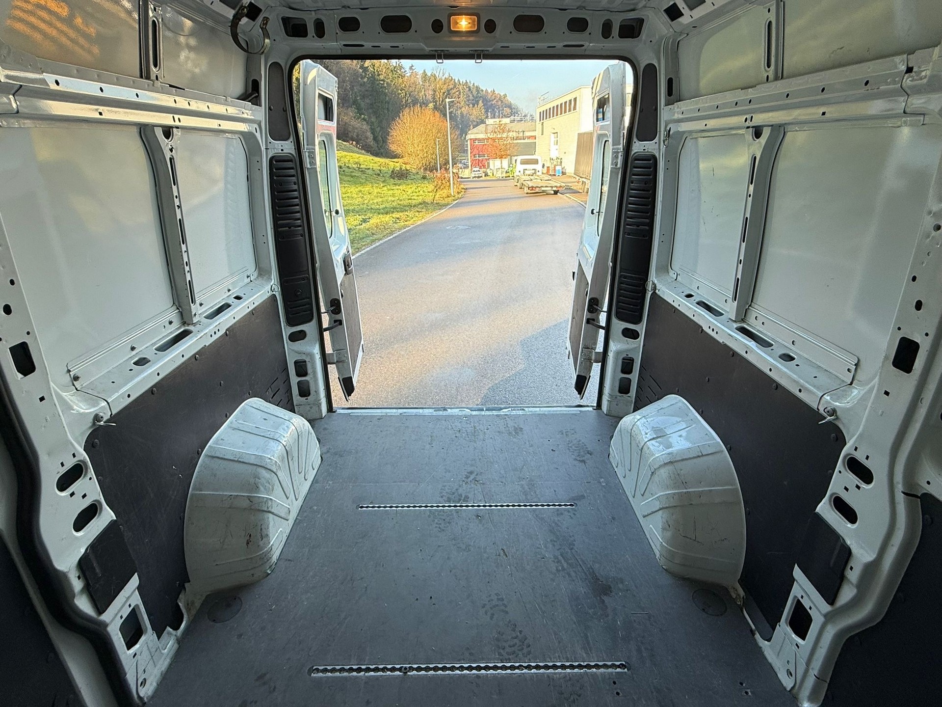 PEUGEOT Boxer 2.0 HDI 335 Active s/s L2H2-image-10
