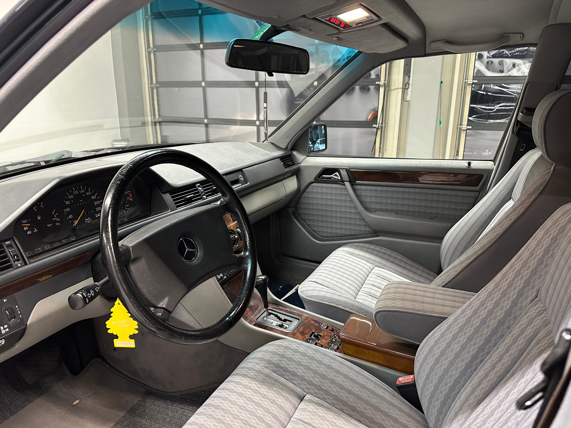 MERCEDES-BENZ 260 E lang-image-8