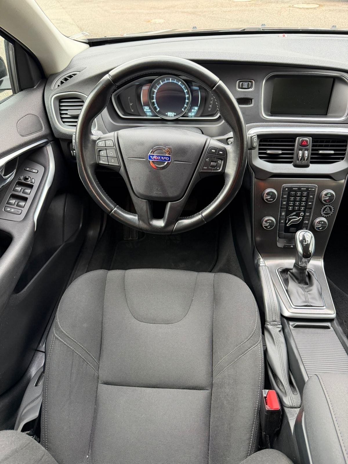 VOLVO V40 Cross Country T4 2.0 AWD Family Ed. Geartr.-image-11