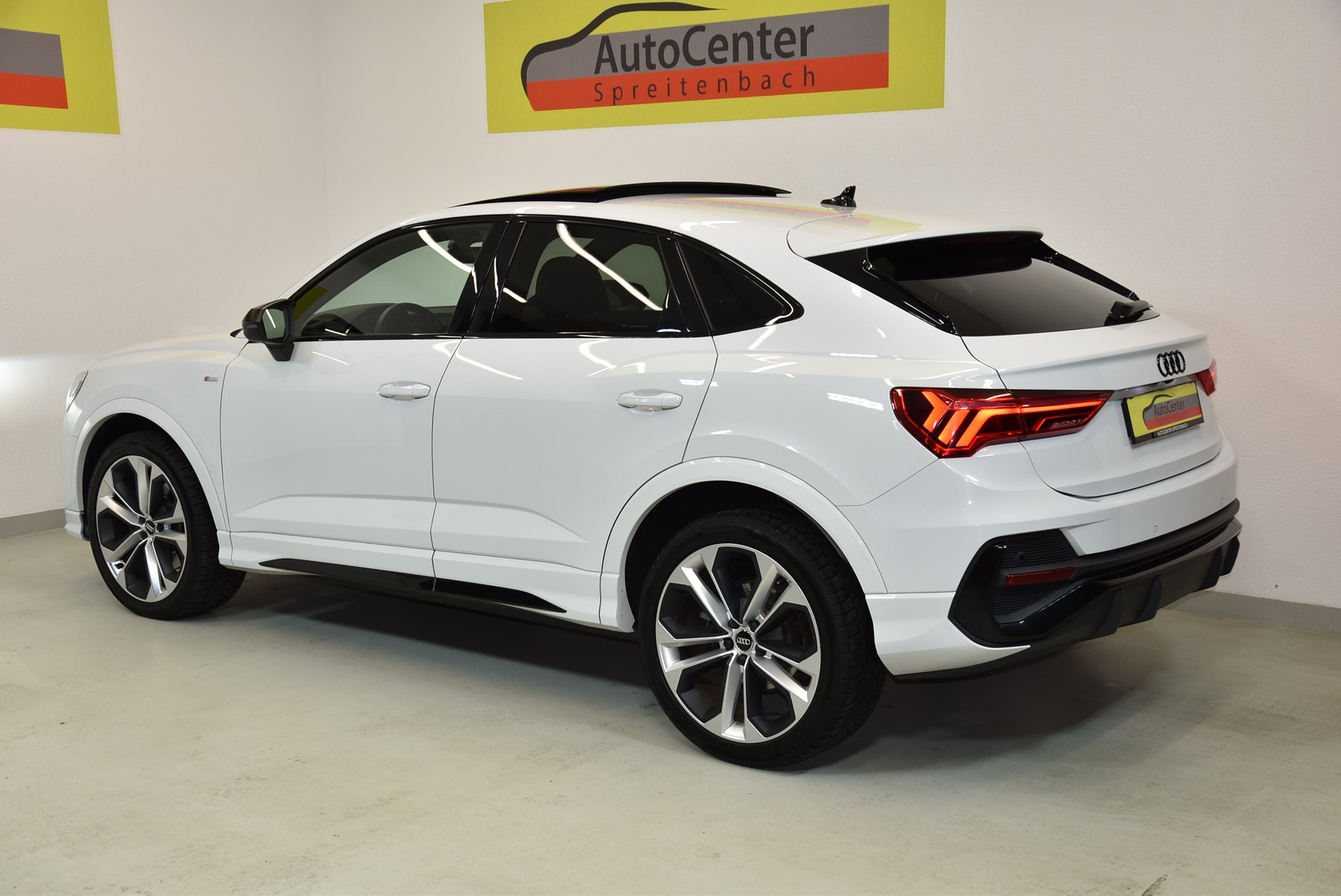 AUDI Q3 Sportback 40 TFSI S line quattro S-tronic-image-11