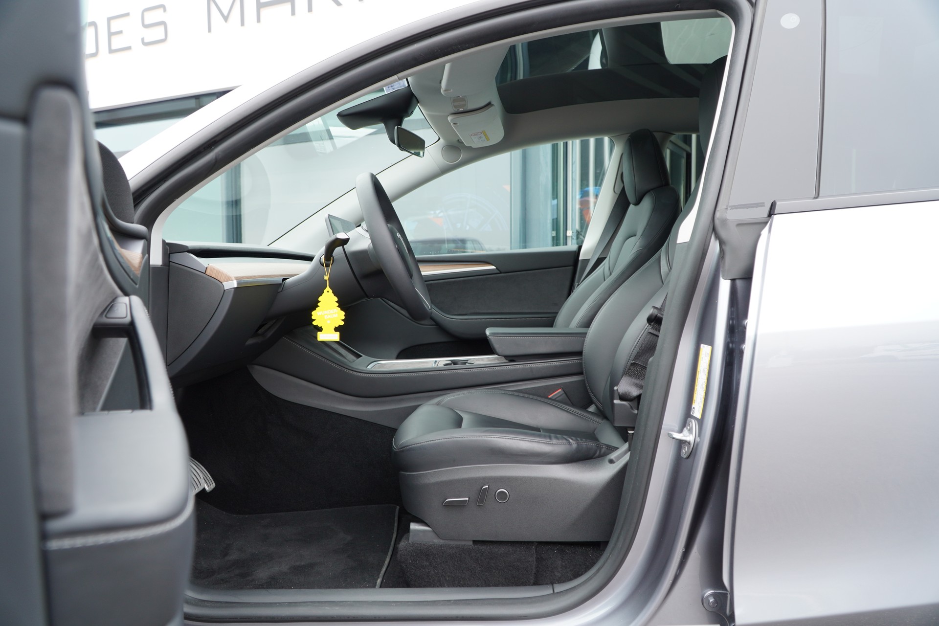TESLA Model Y Performance Dual Motor-image-9