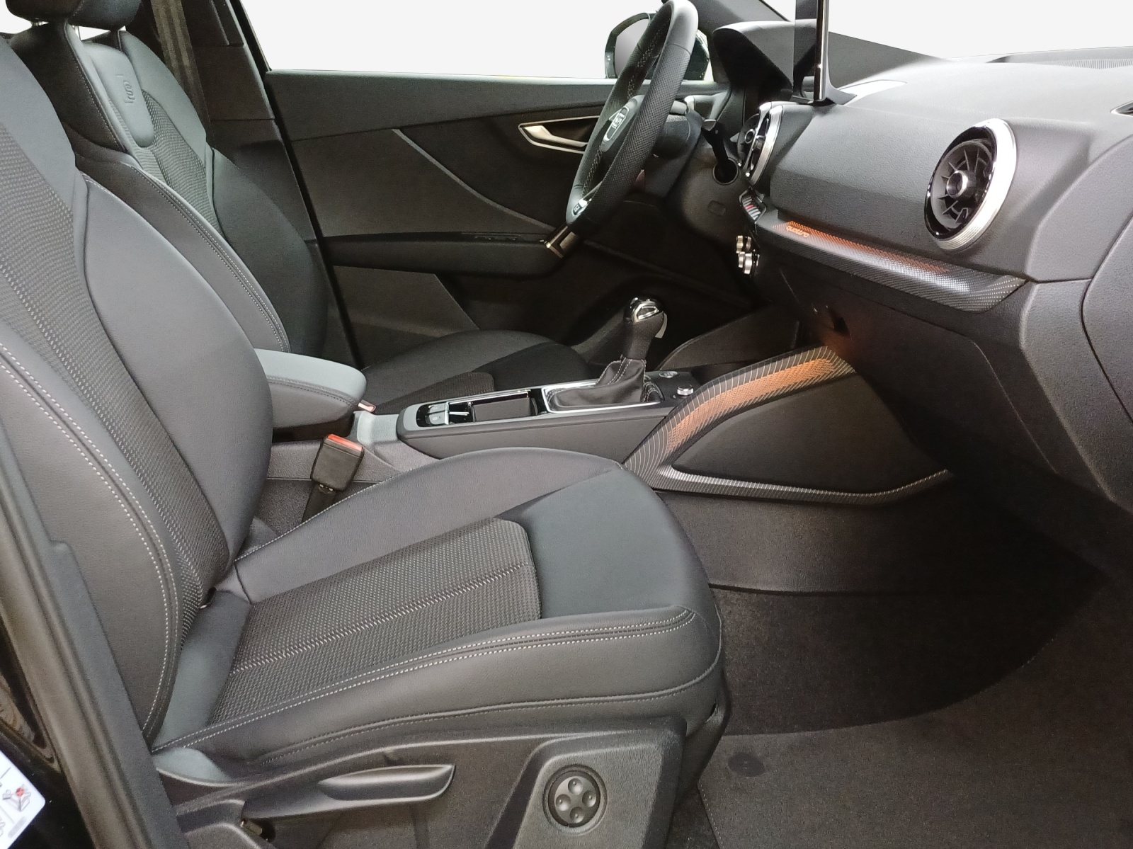 AUDI Q2 40 TFSI S line quattro S-tronic-image-13