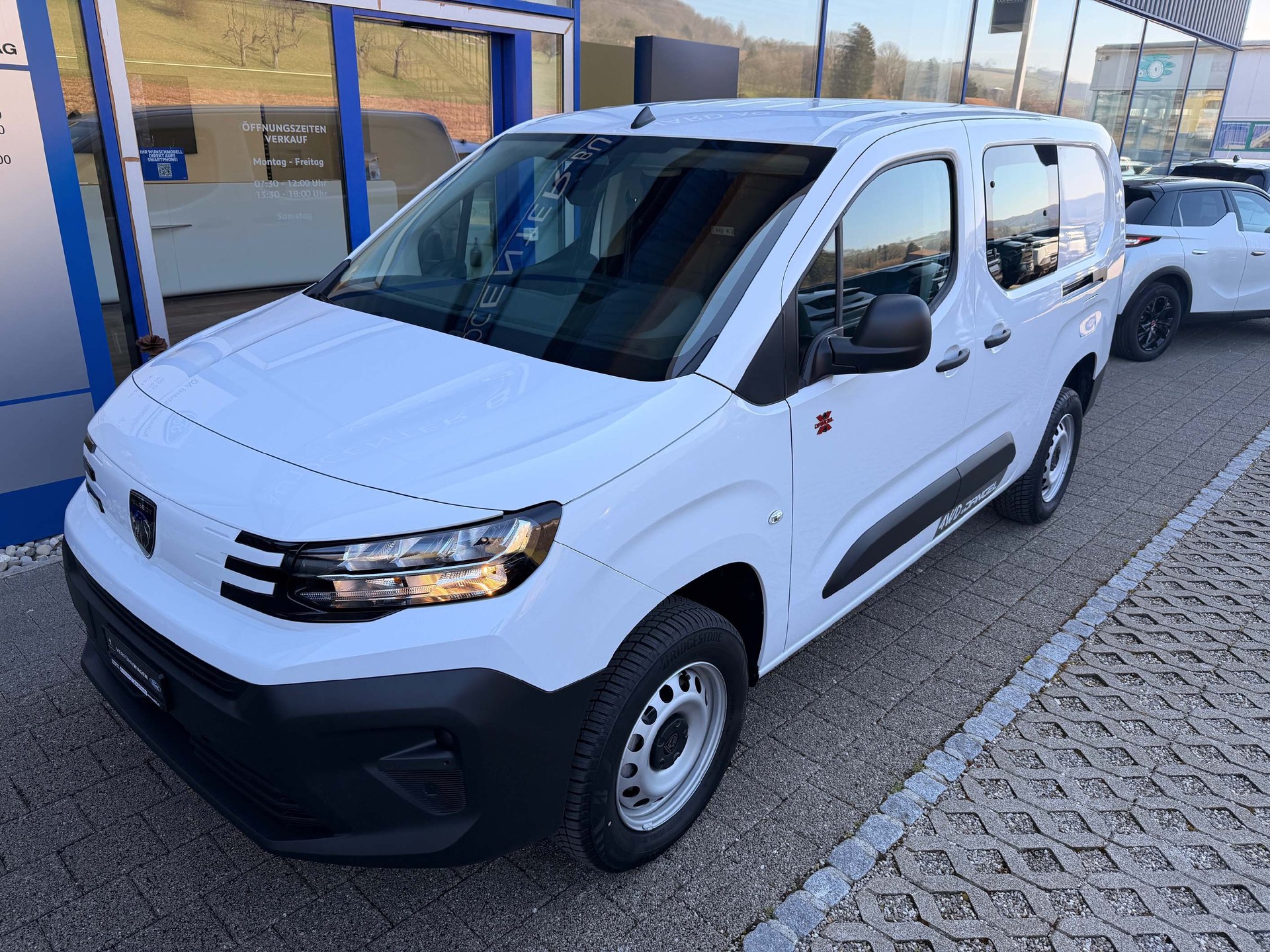 PEUGEOT Partner Kaw. 1000 Long 1.5 BlueHDI 130 S/S 4x4-image-1