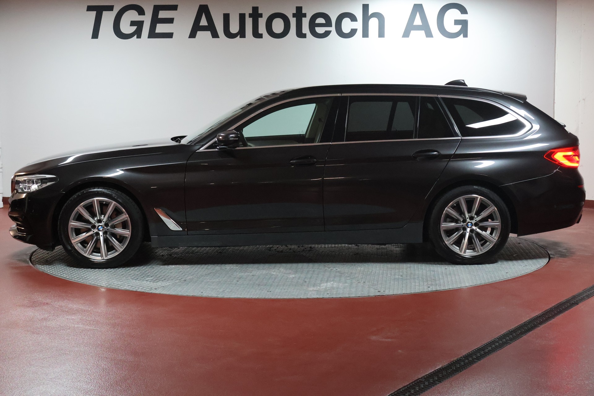 BMW 530d xDrive Touring Sport Line Steptronic-image-3