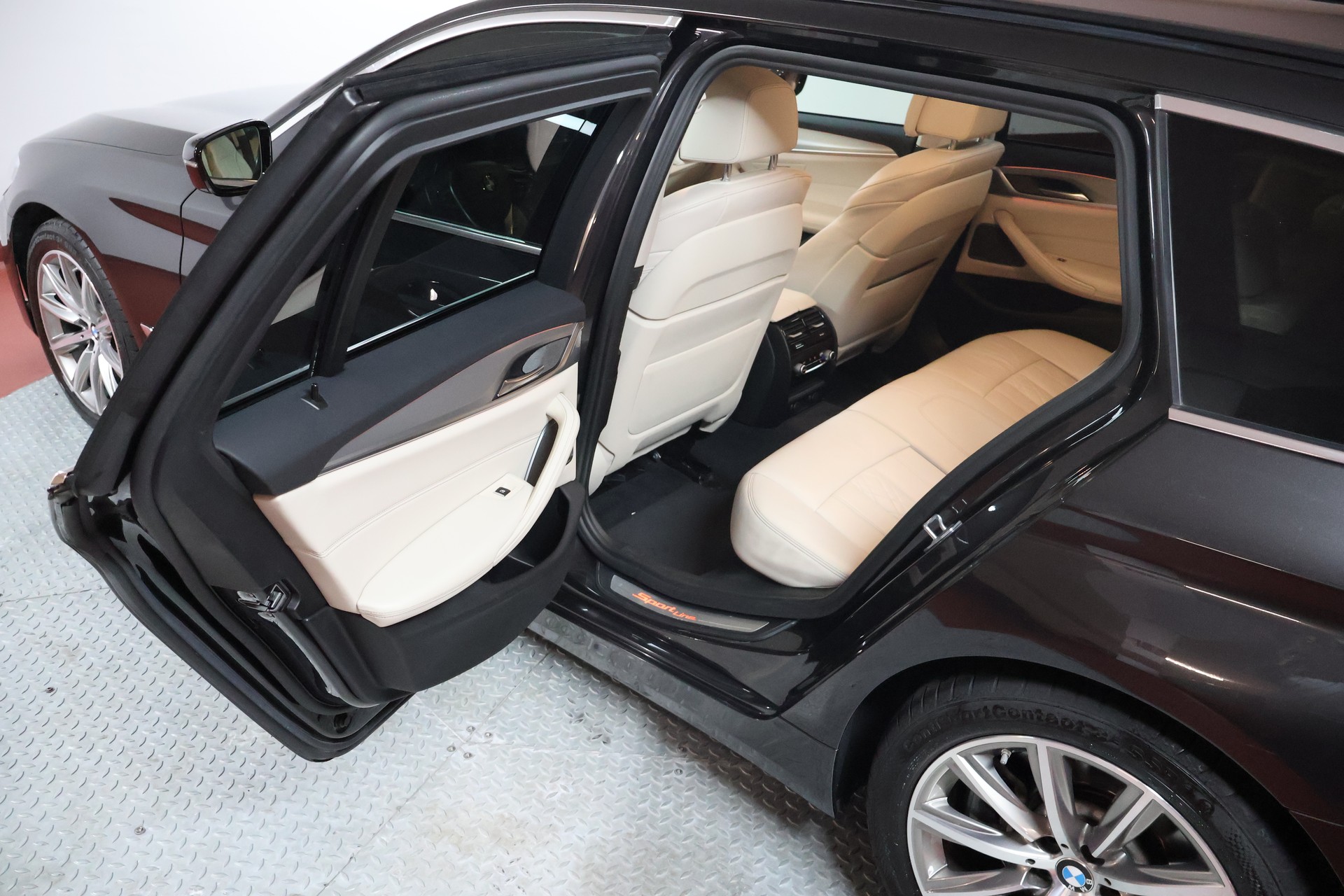 BMW 530d xDrive Touring Sport Line Steptronic-image-14
