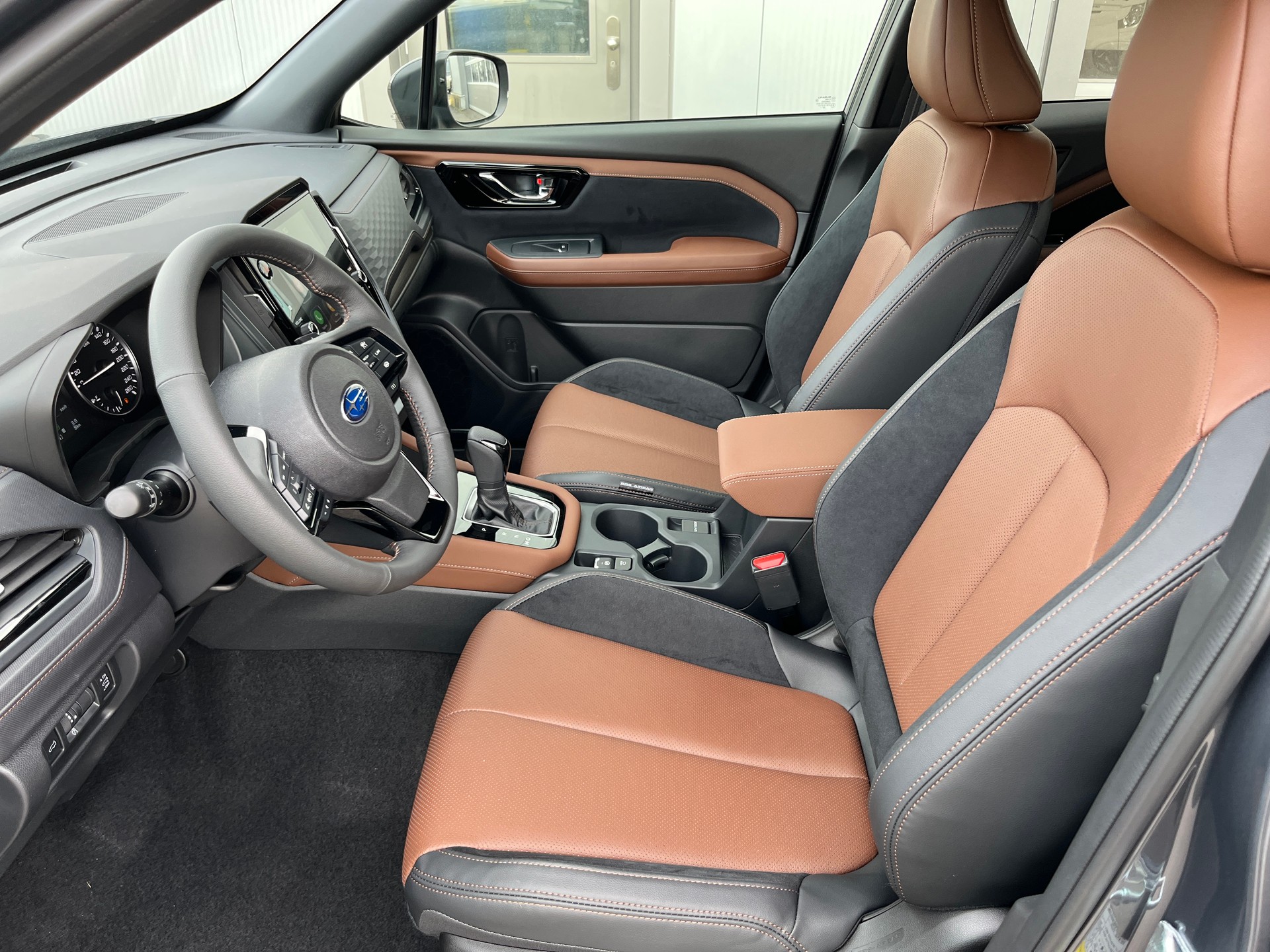 SUBARU Forester 2.0i e-Boxer Luxury Lineartronic-image-12