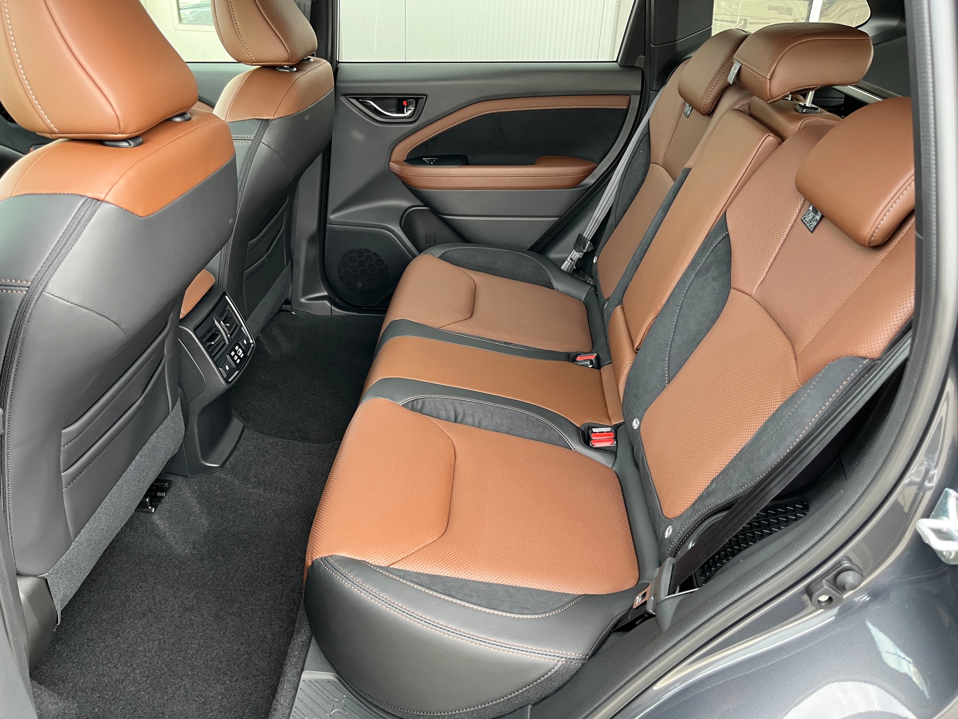 SUBARU Forester 2.0i e-Boxer Luxury Lineartronic-image-13