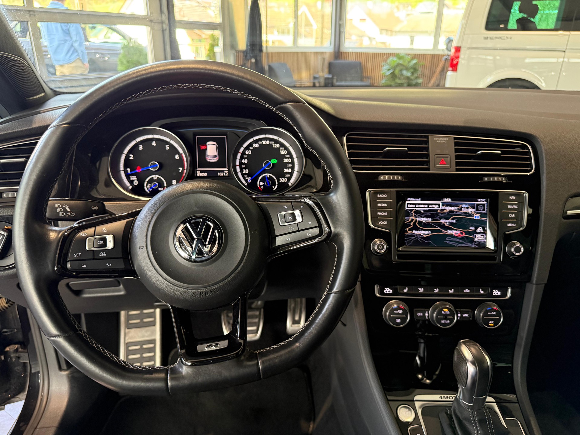 VW Golf 2.0 TSI R 4Motion DSG-image-10