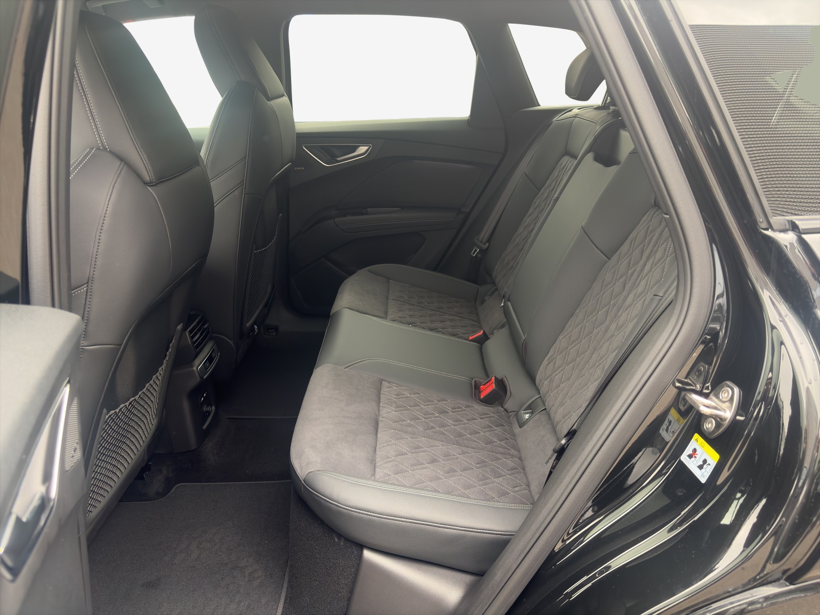 AUDI Q4 e-tron 45 Attraction quattro-image-11