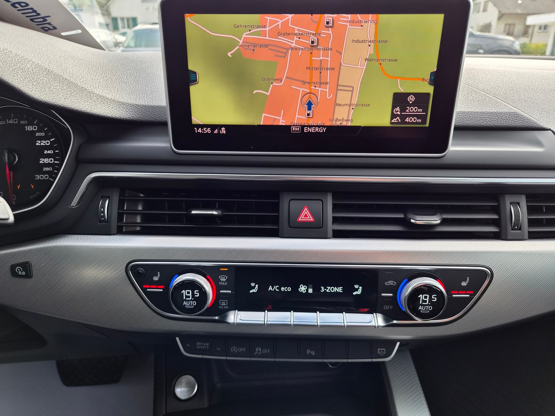 AUDI A4 Avant 40 TDI Design S-tronic-image-17