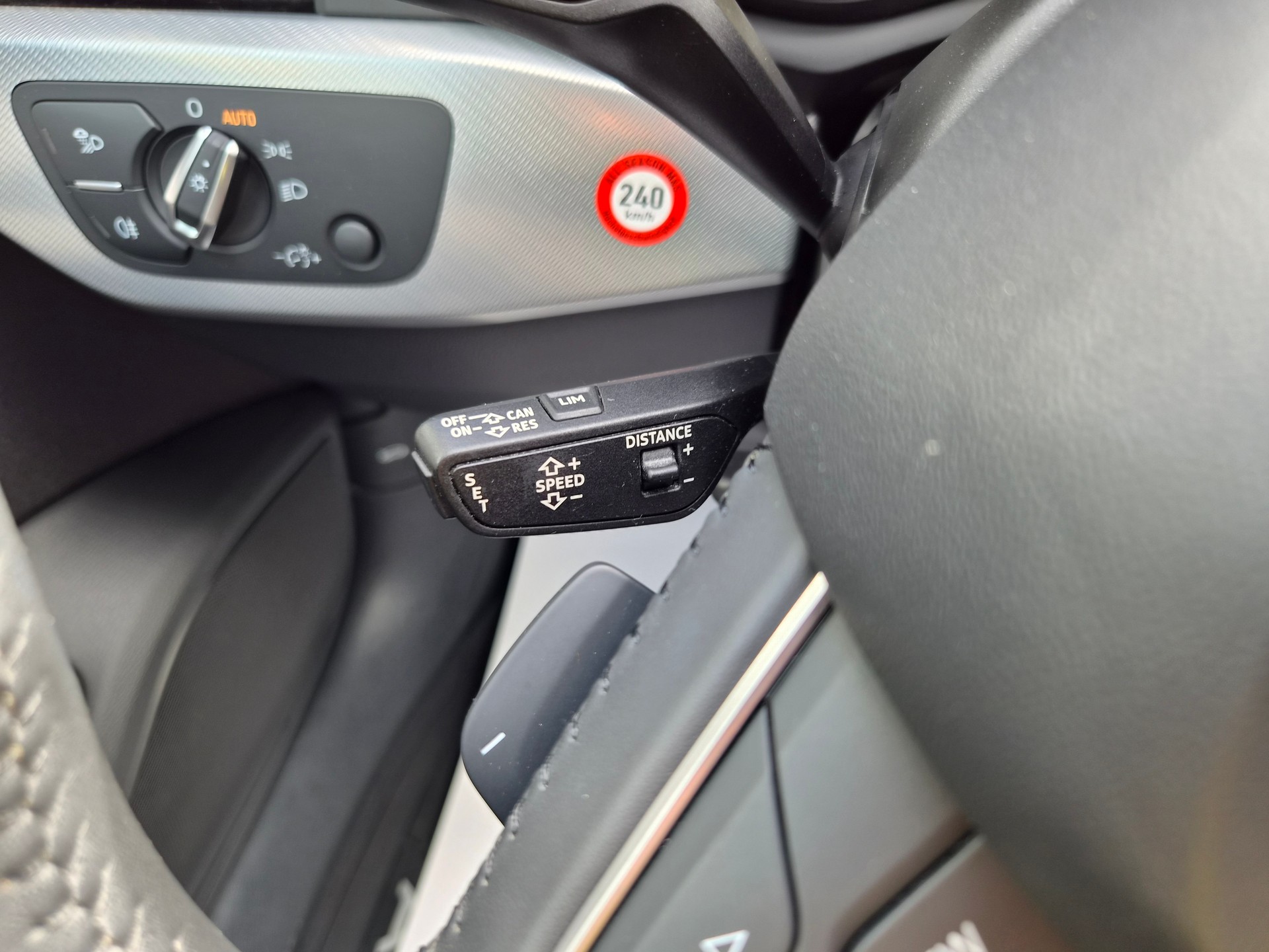 AUDI A4 Avant 40 TDI Design S-tronic-image-16