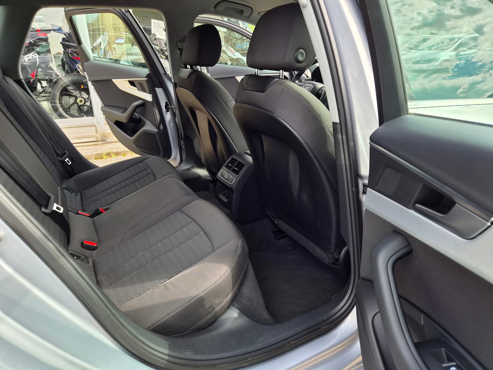 AUDI A4 Avant 40 TDI Design S-tronic-image-10