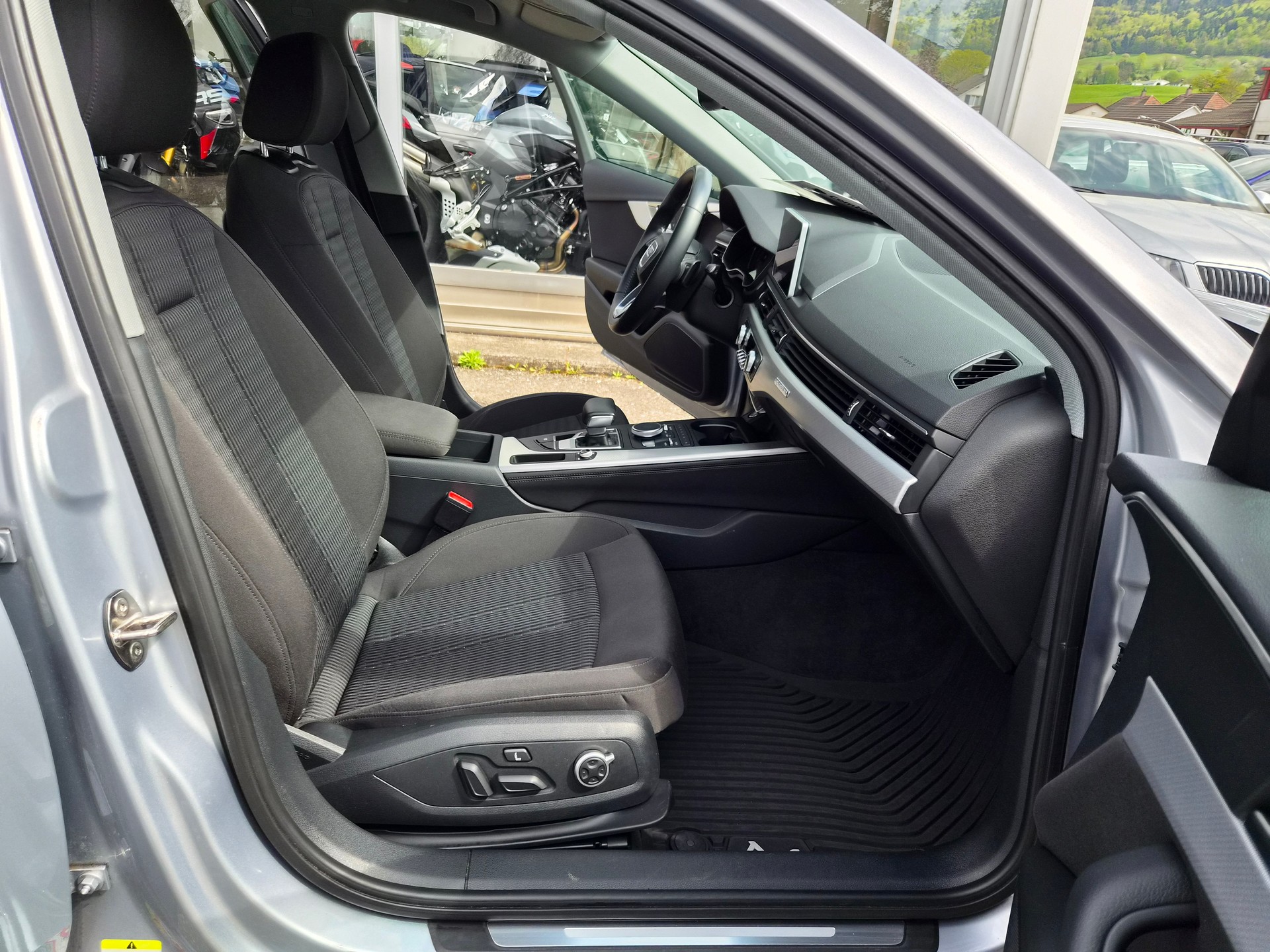 AUDI A4 Avant 40 TDI Design S-tronic-image-9