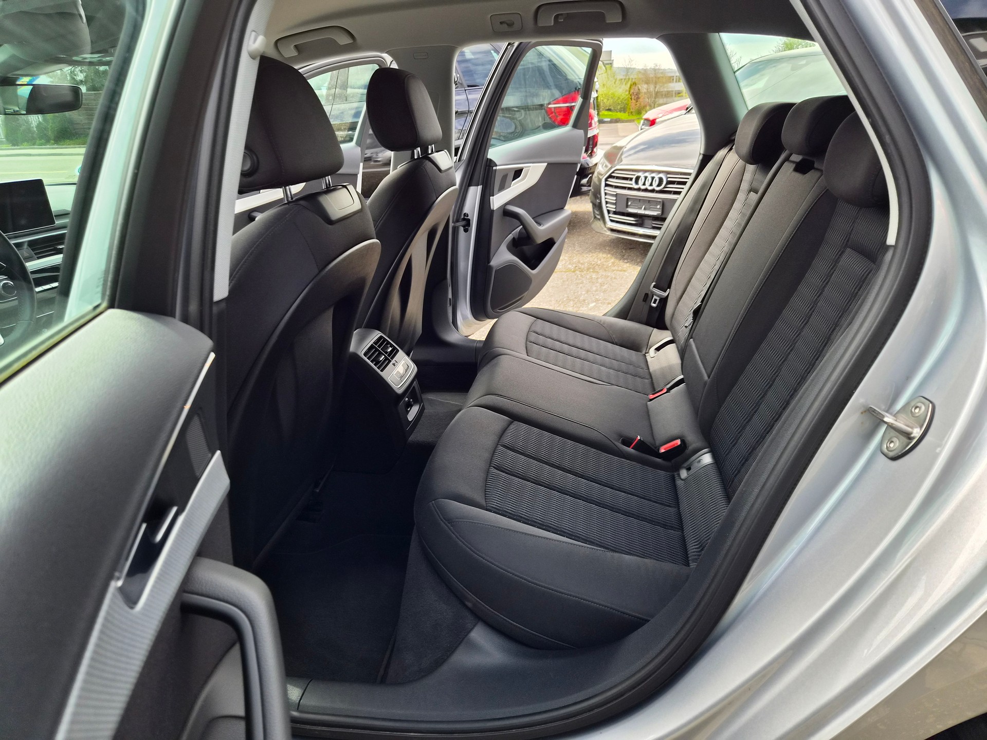 AUDI A4 Avant 40 TDI Design S-tronic-image-8