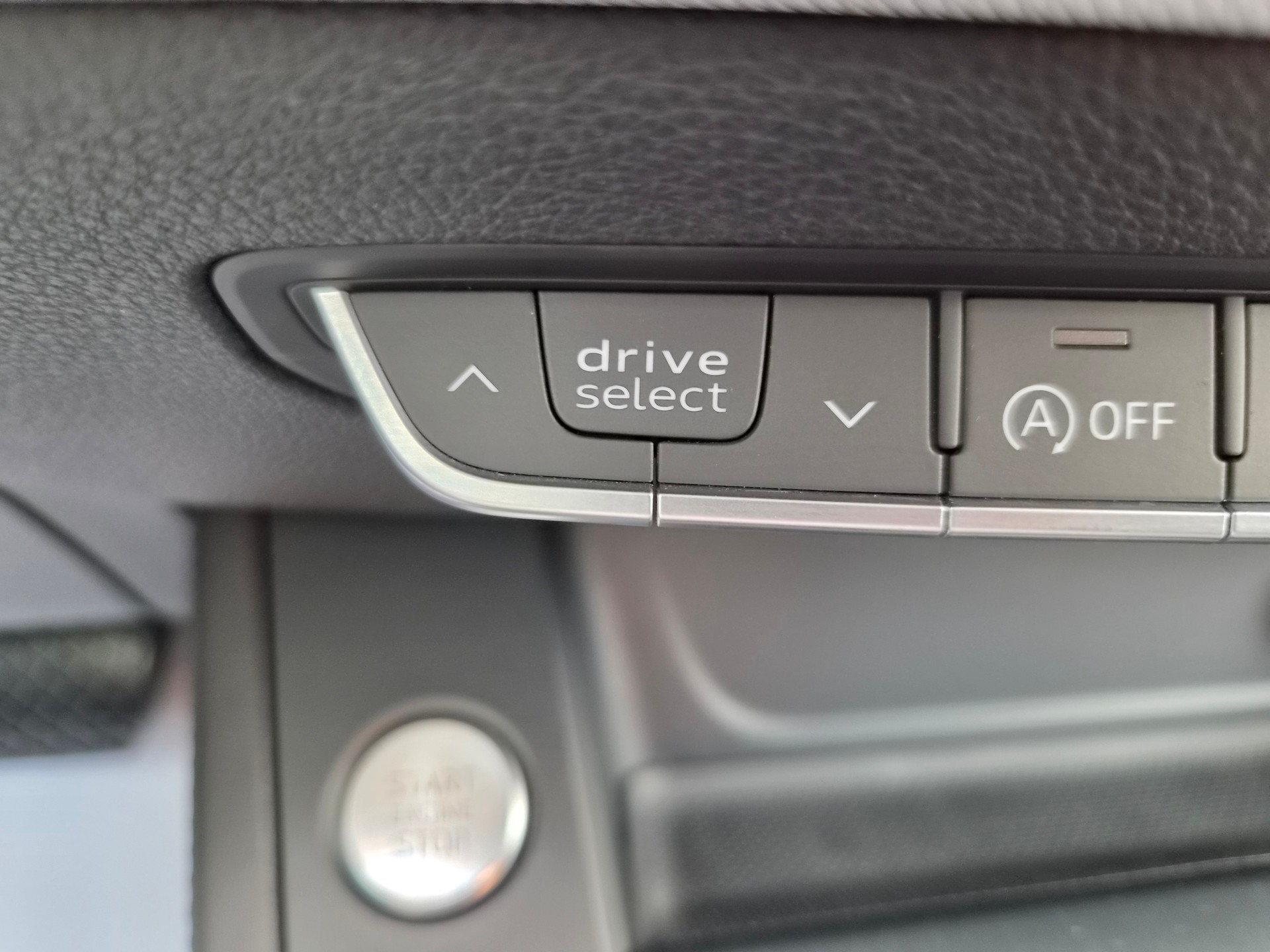 AUDI A4 Avant 40 TDI Design S-tronic-image-19