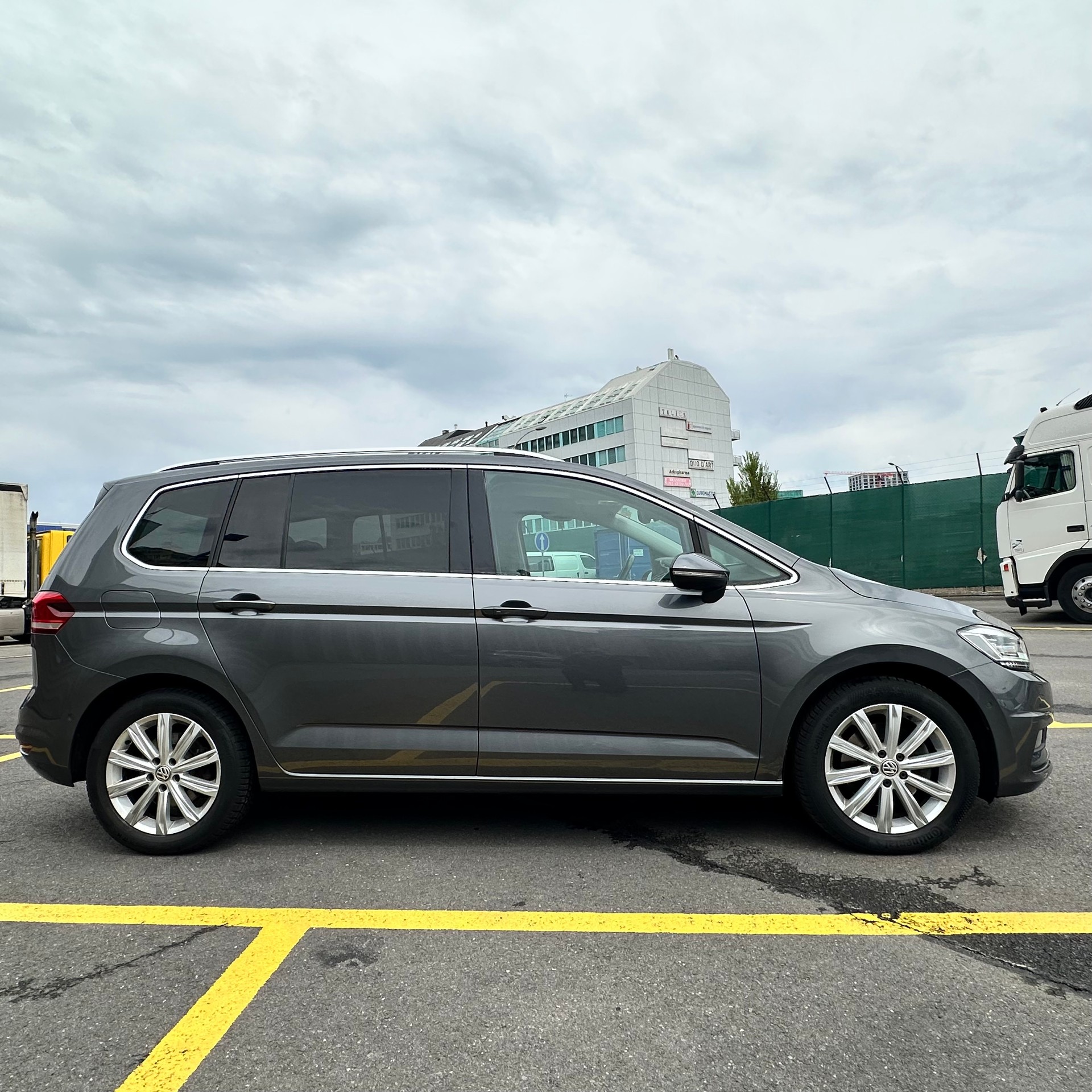 VW Touran 2.0 TDI BlueMotion Technology Highline DSG-image-2