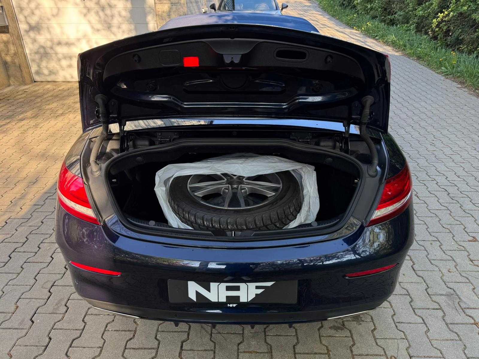 MERCEDES-BENZ C 200 Cabriolet AMG Line 4Matic 9G-Tronic-image-17