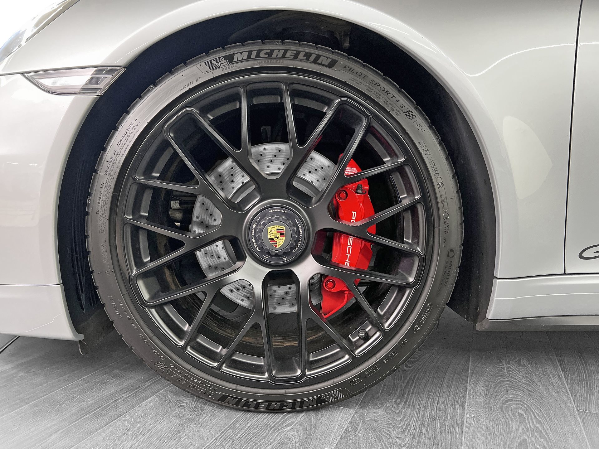 PORSCHE 911 Carrera 4 GTS-image-11
