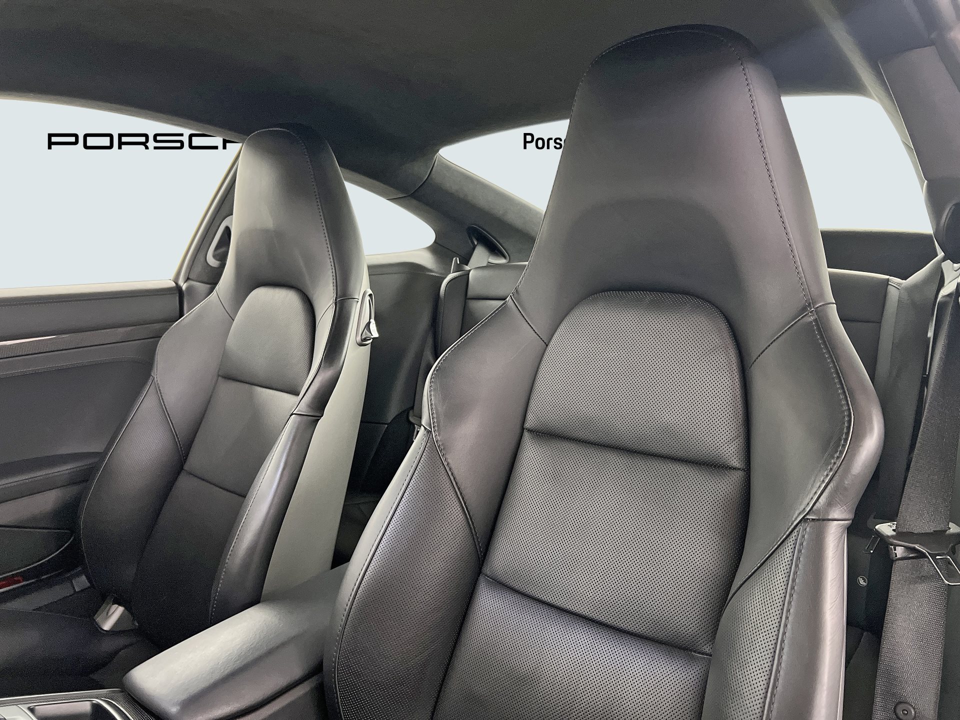 PORSCHE 911 Carrera 4 GTS-image-4