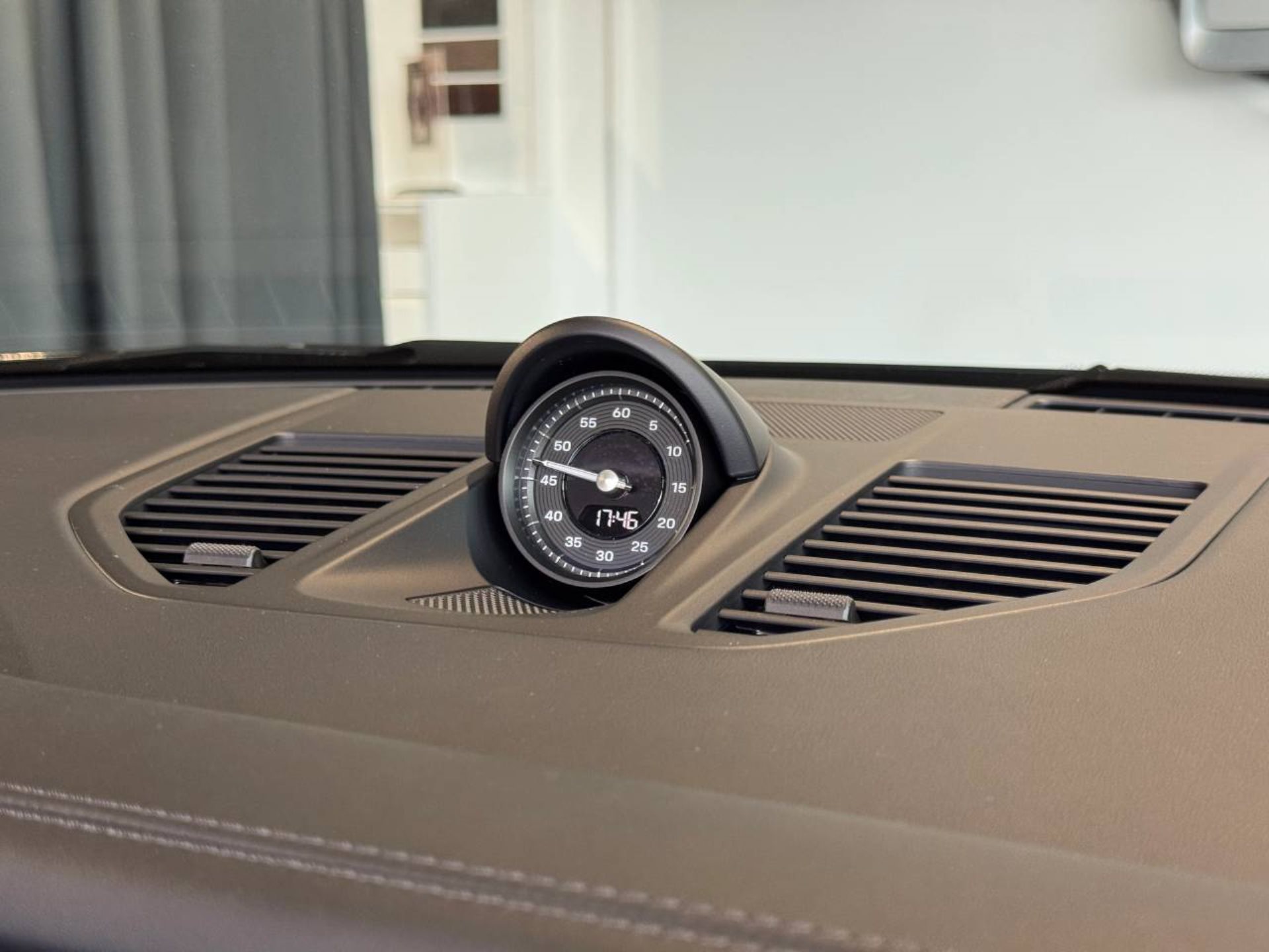 PORSCHE 911 Carrera Cabriolet-image-21