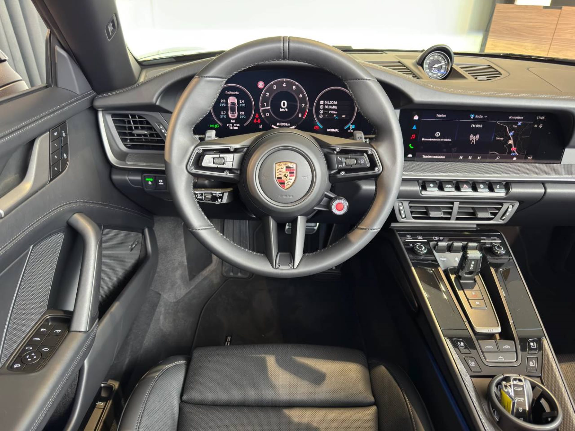 PORSCHE 911 Carrera Cabriolet-image-14