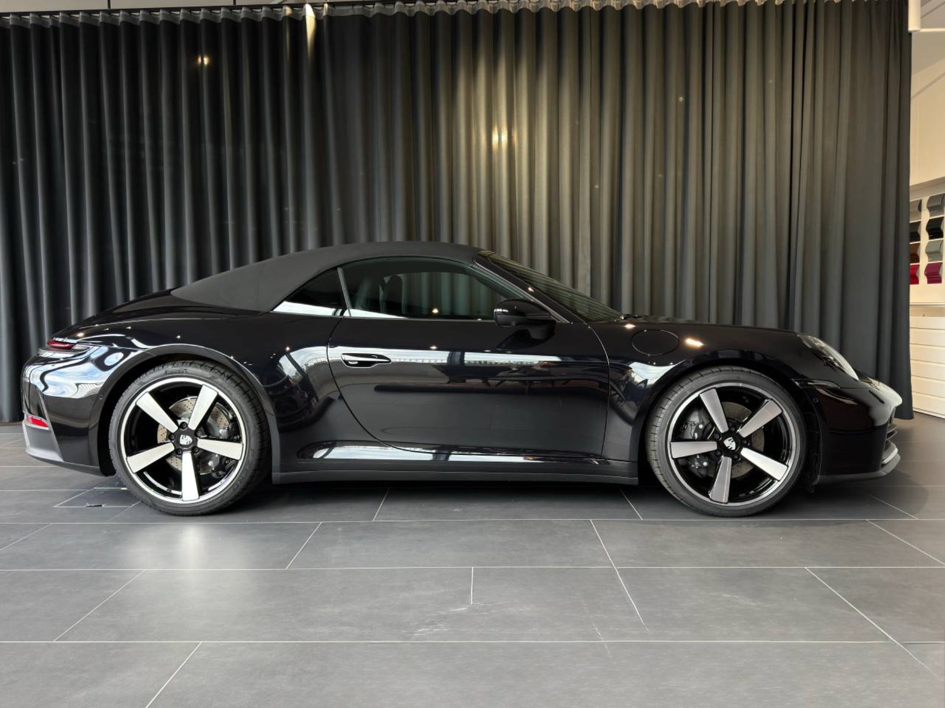 PORSCHE 911 Carrera Cabriolet-image-7