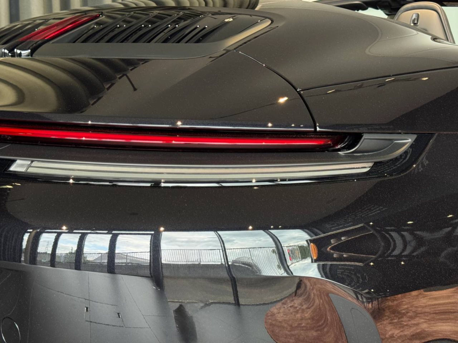 PORSCHE 911 Carrera Cabriolet-image-13