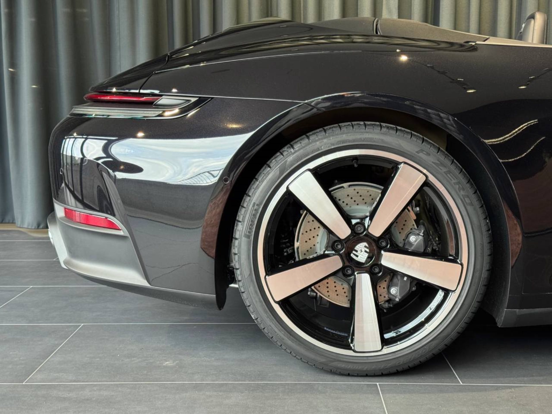 PORSCHE 911 Carrera Cabriolet-image-11