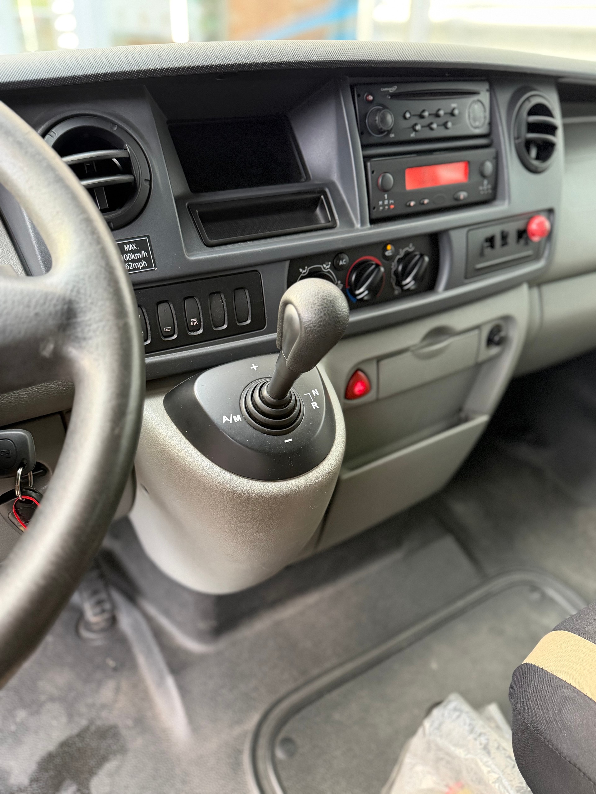RENAULT Master T35 2.5dCi Minibus-image-10