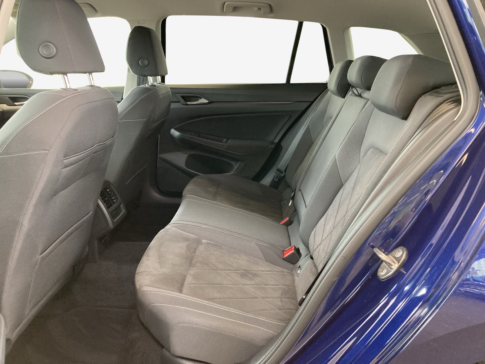 VW Golf Variant 1.5 eTSI mHEV Life-image-11