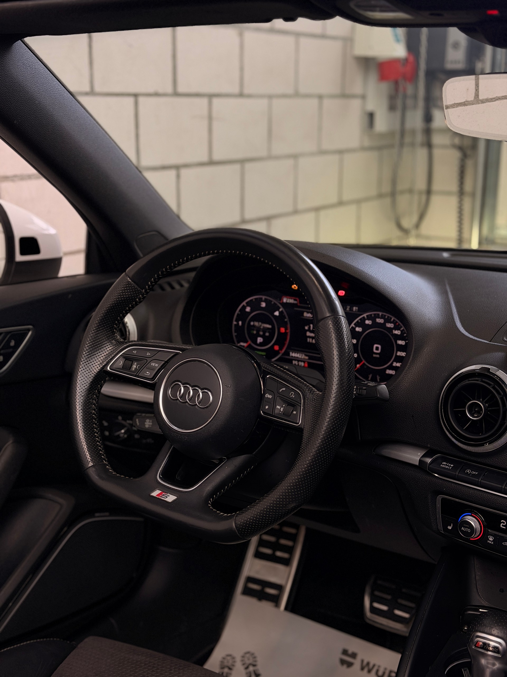 AUDI A3 Cabriolet 2.0 TDI Sport quattro S-tronic-image-8