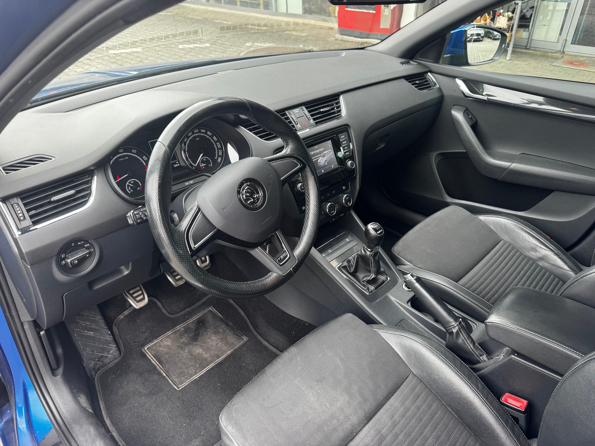SKODA Octavia Combi 2.0 TSI RS-image-4