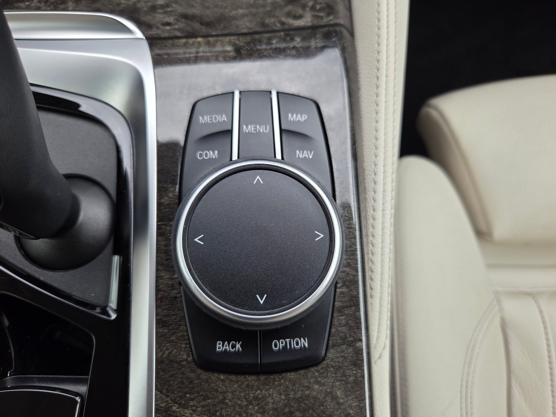 BMW 530d xDrive 48V Touring Luxury Line Steptronic-image-24