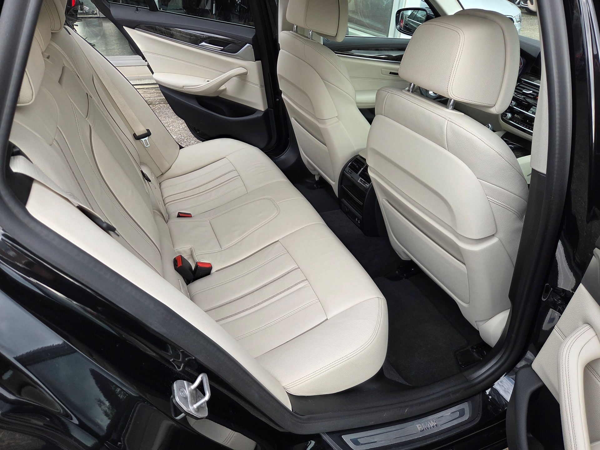 BMW 530d xDrive 48V Touring Luxury Line Steptronic-image-15
