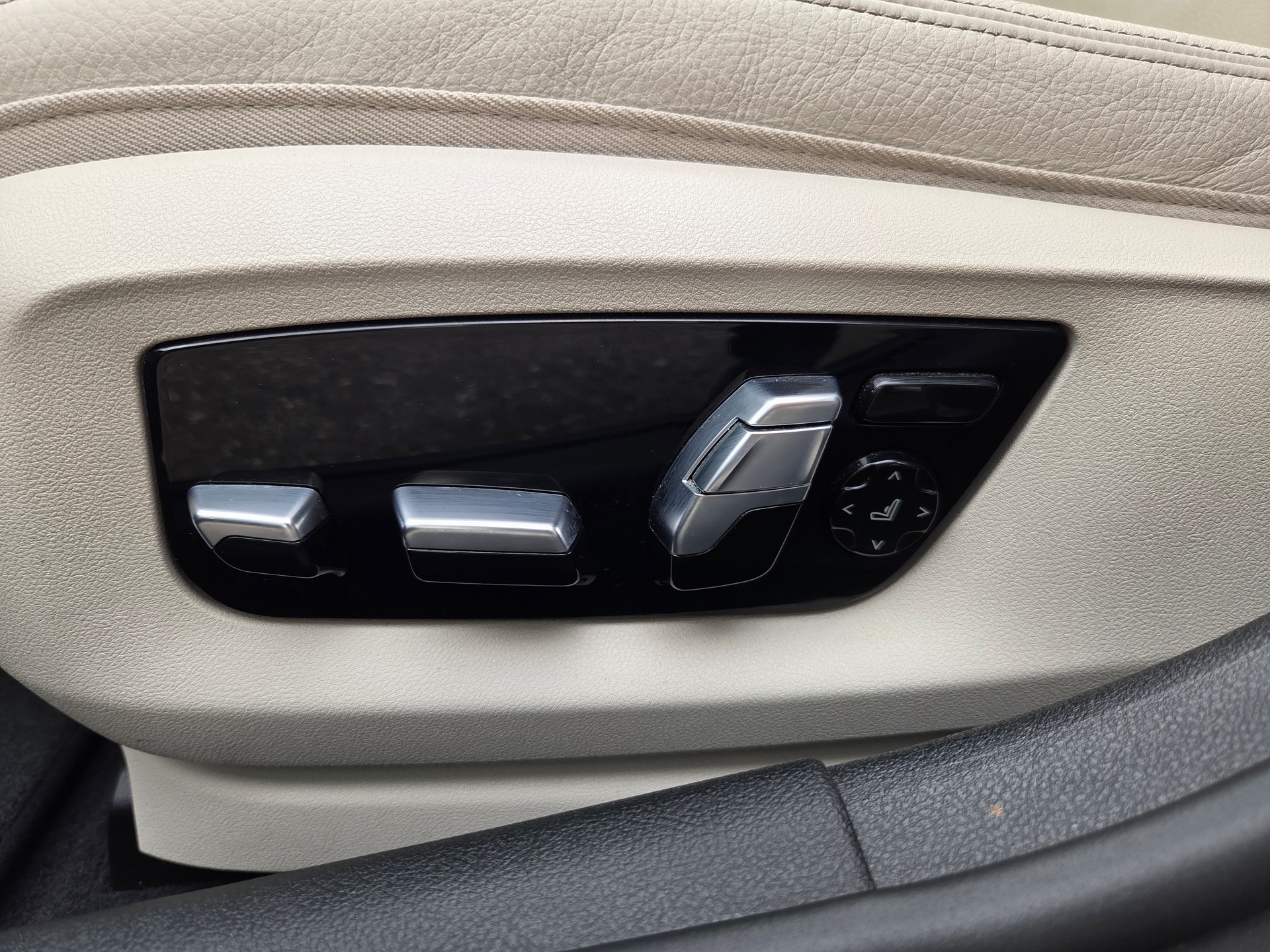BMW 530d xDrive 48V Touring Luxury Line Steptronic-image-29