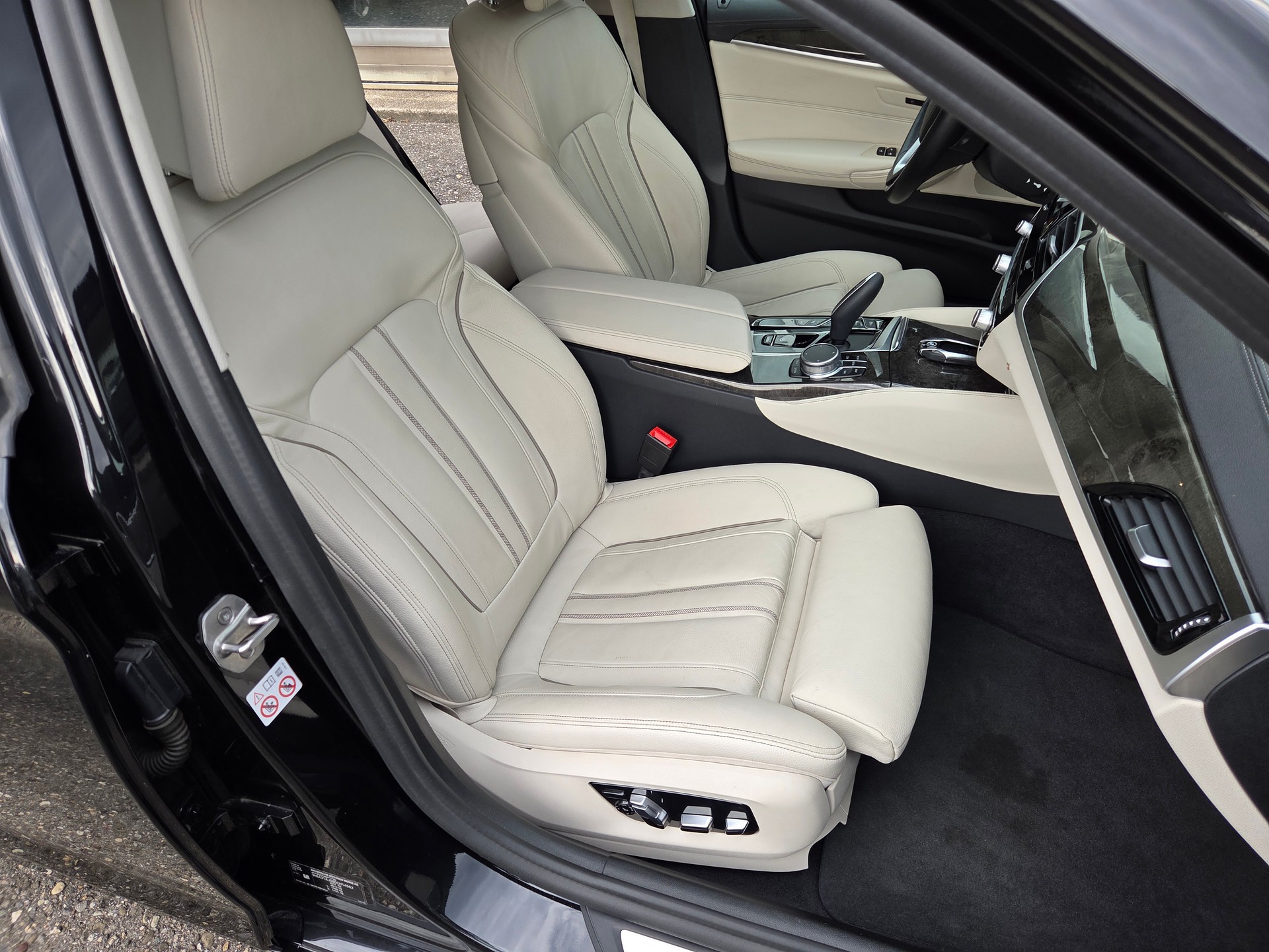 BMW 530d xDrive 48V Touring Luxury Line Steptronic-image-14